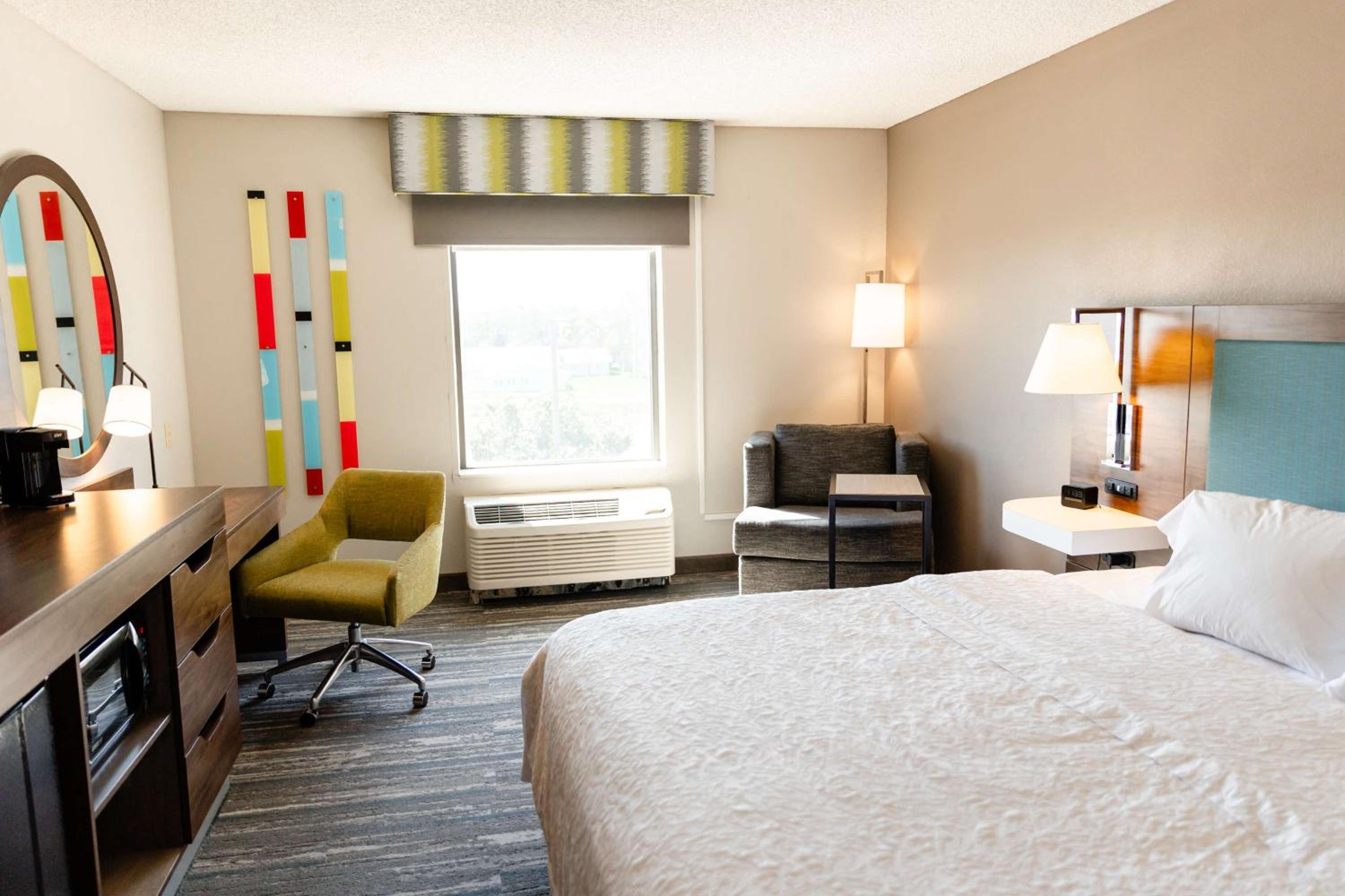 King Room with King Bed - Non-Smoking - Photo 8