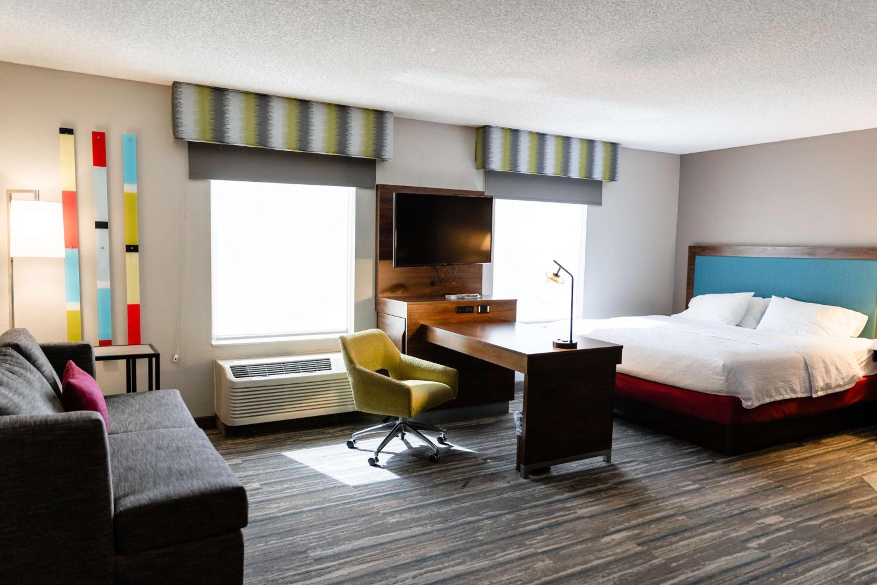 King Studio Suite with Kitchenette - Non-Smoking - Photo 2