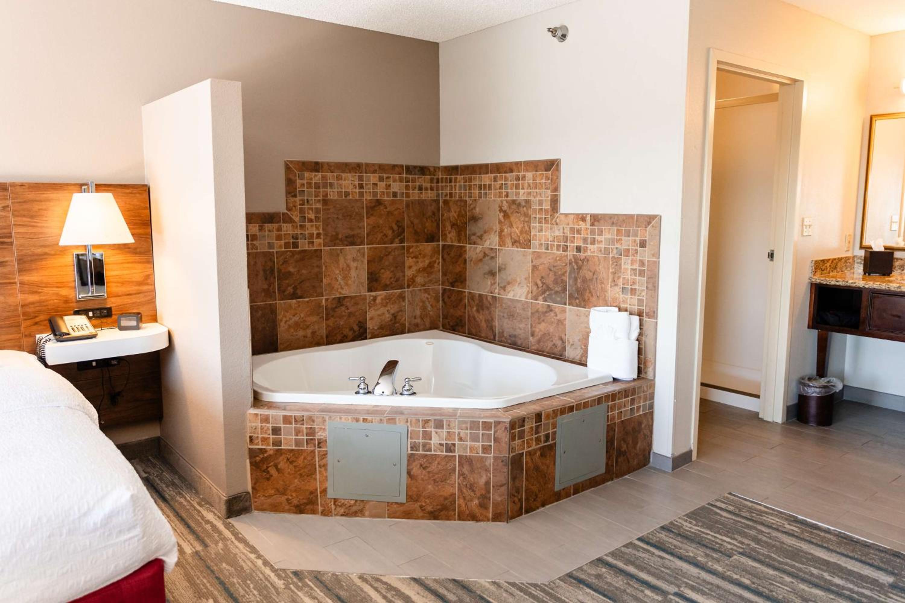 One-Bedroom King Suite with Whirlpool - Non-Smoking  - Photo 5