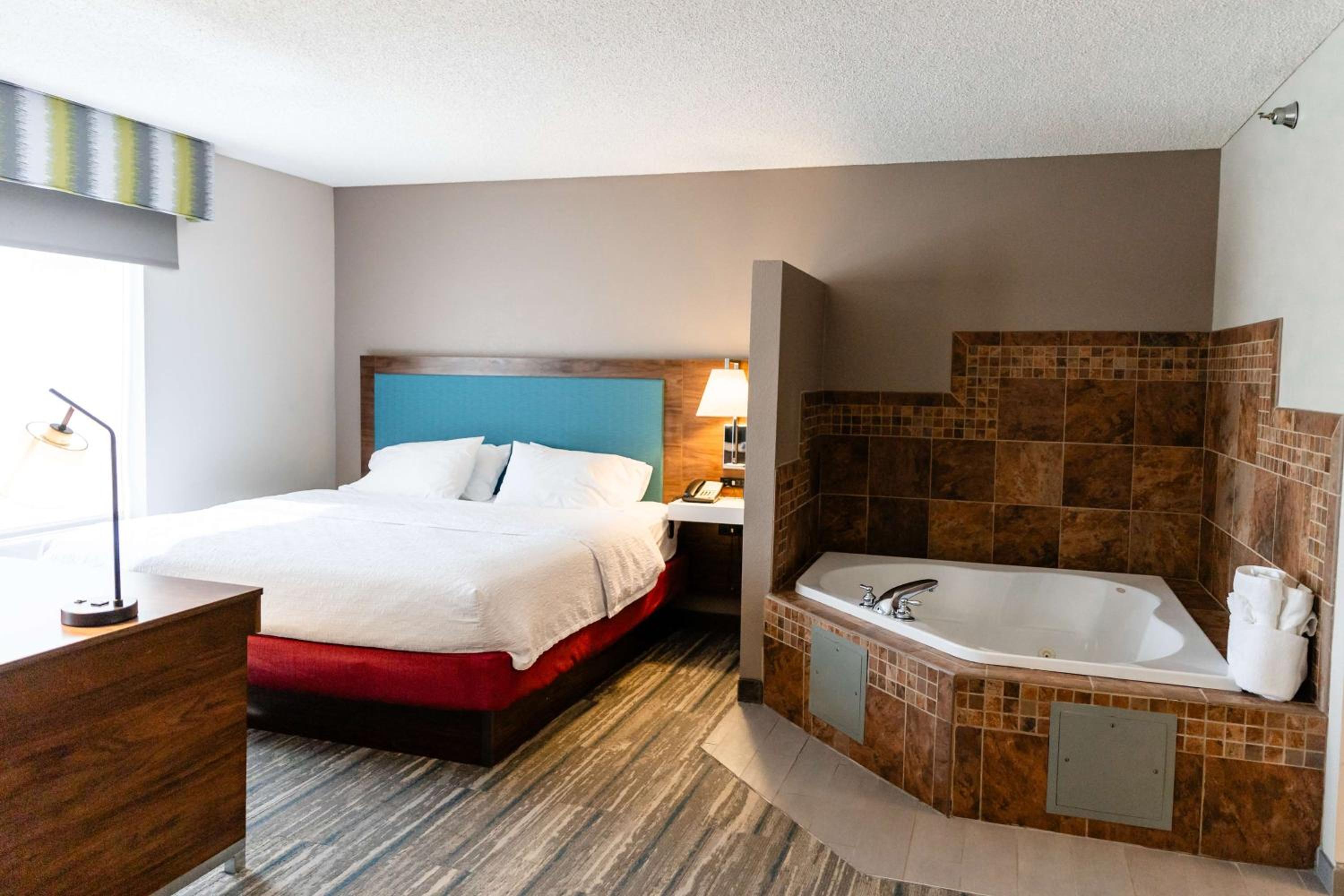 One-Bedroom King Suite with Whirlpool - Non-Smoking  - Photo 6