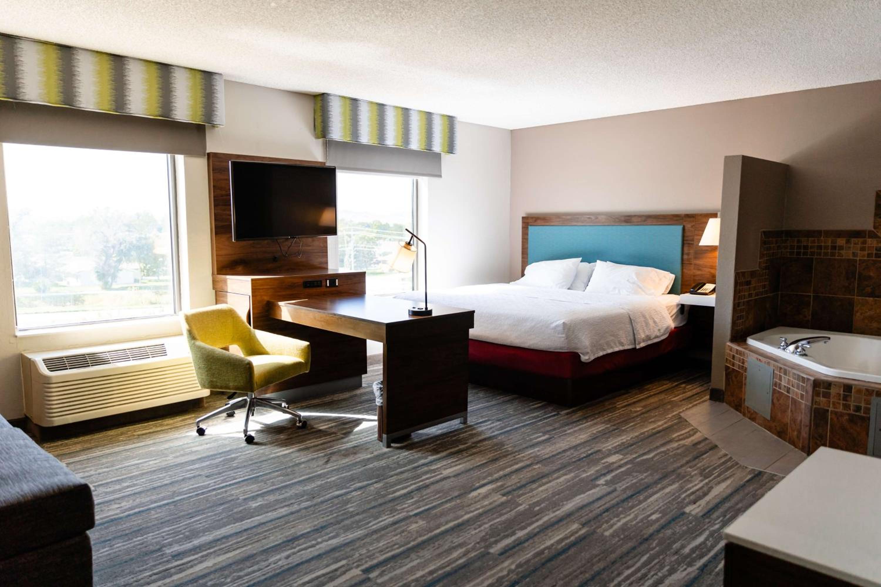 One-Bedroom King Suite with Whirlpool - Non-Smoking  - Photo 11