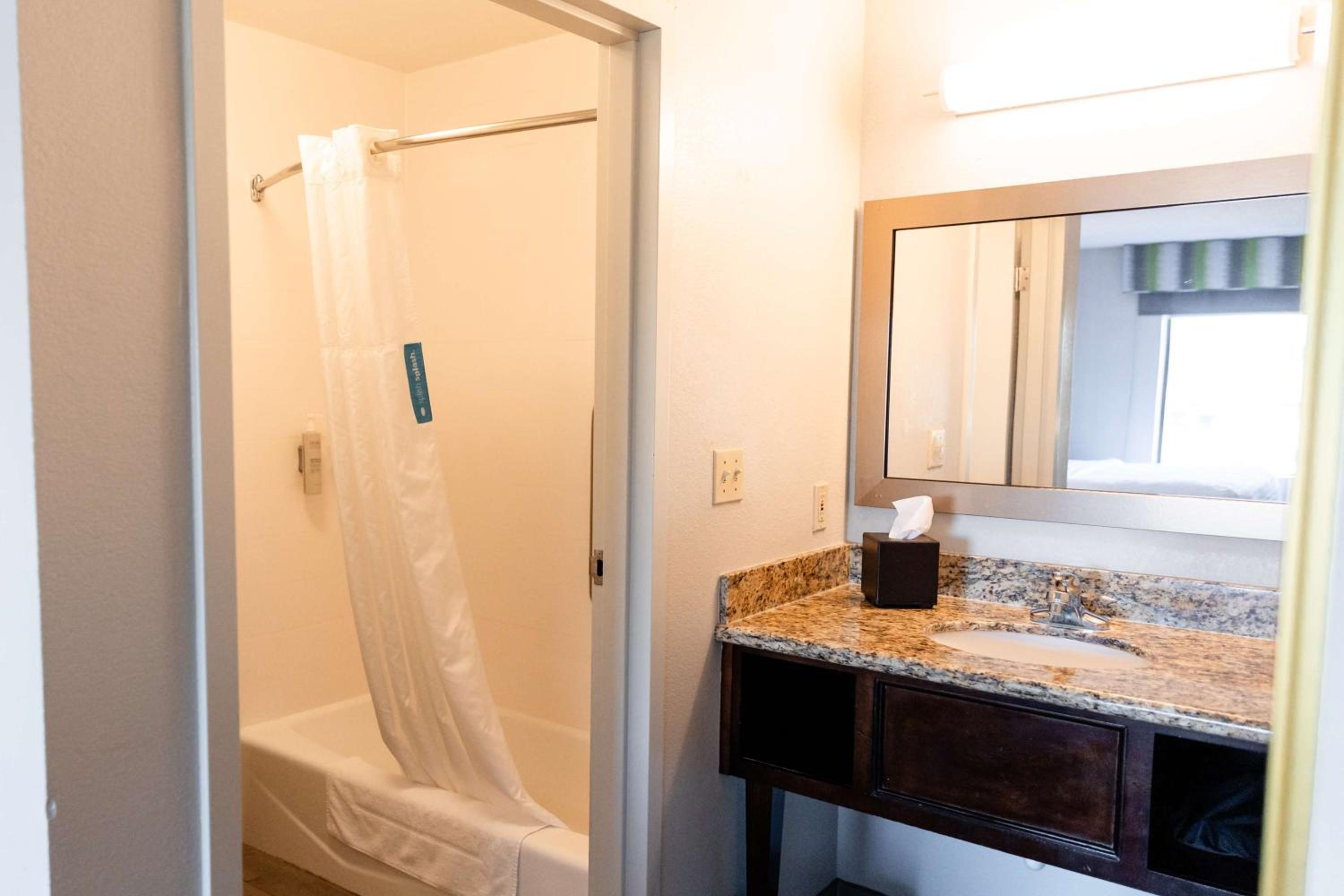 Studio Suite with Two Queen Beds and Kitchenette - Non-Smoking - Photo 7