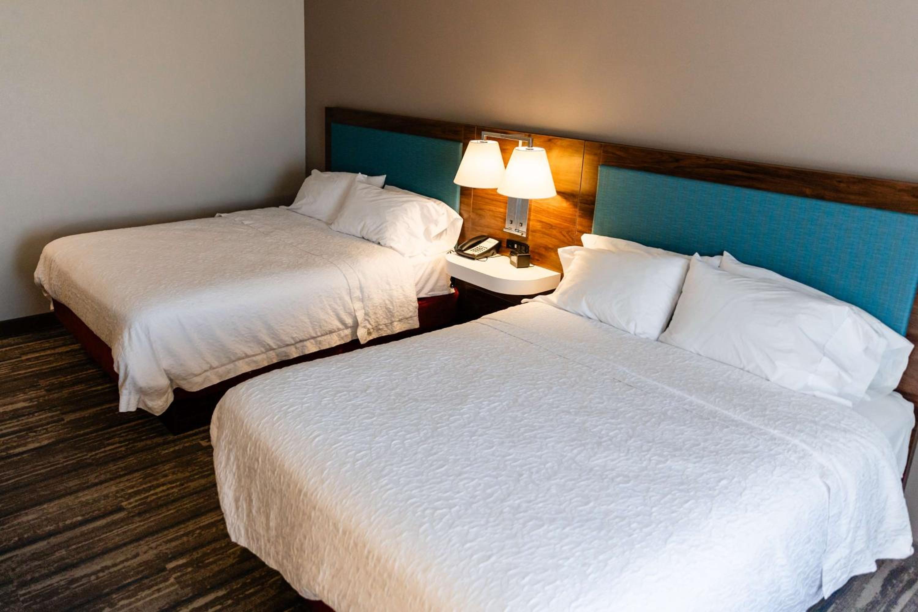 Room with Two Queen Beds - Non-Smoking - Photo 5