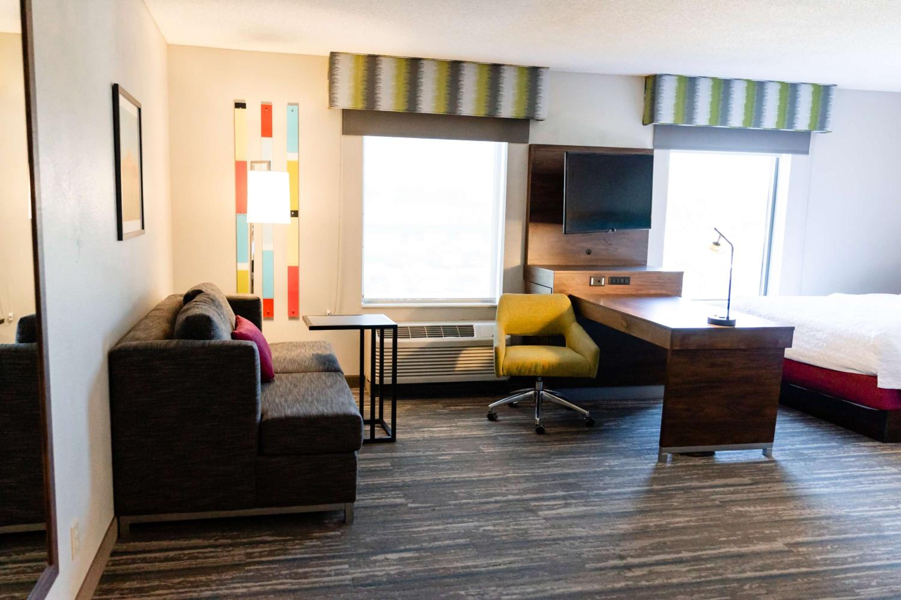 Studio Suite with Two Queen Beds and Kitchenette - Non-Smoking - Photo 3