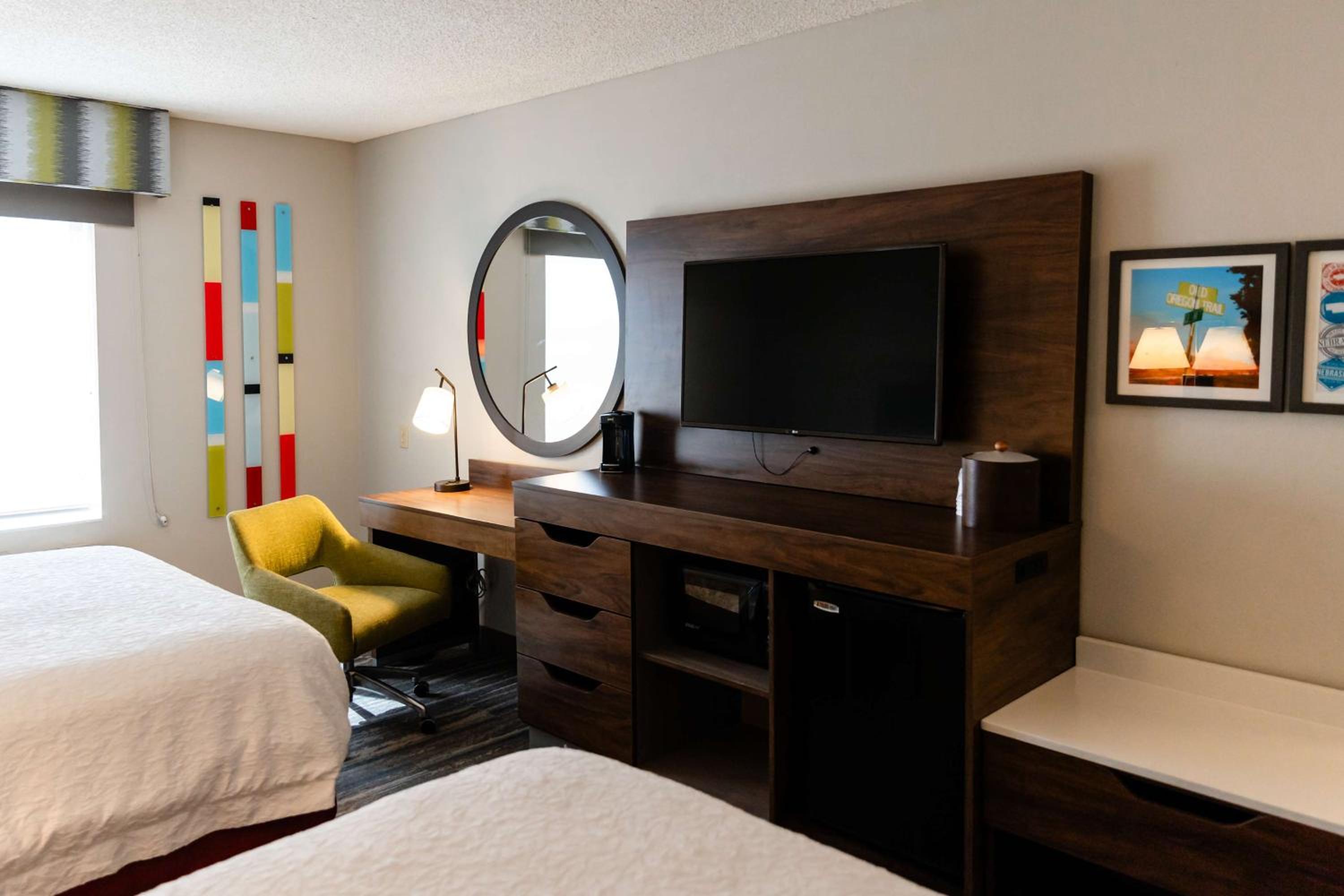 Room with Two Queen Beds - Non-Smoking - Photo 6