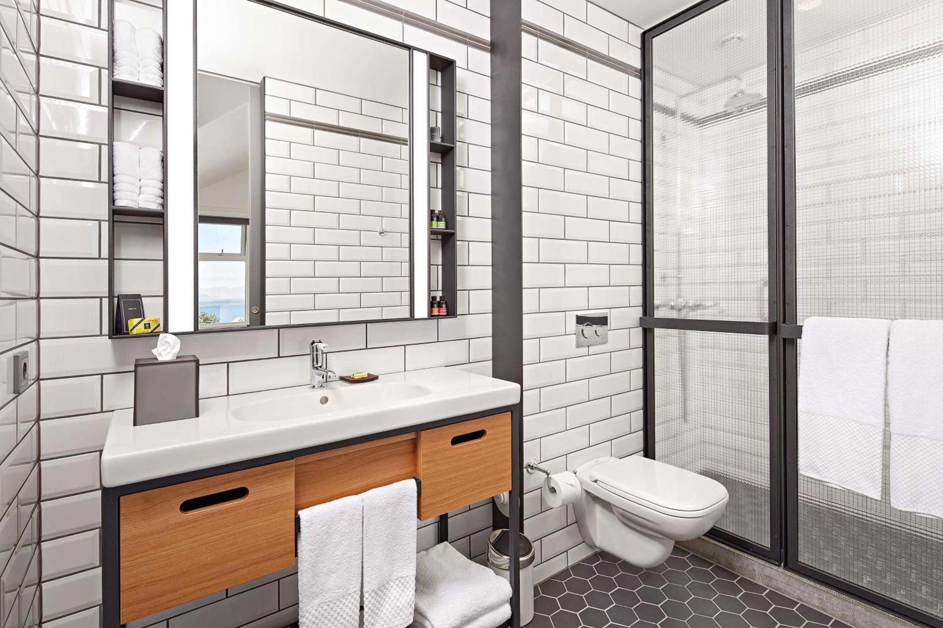 One-Bedroom King Suite photo 3