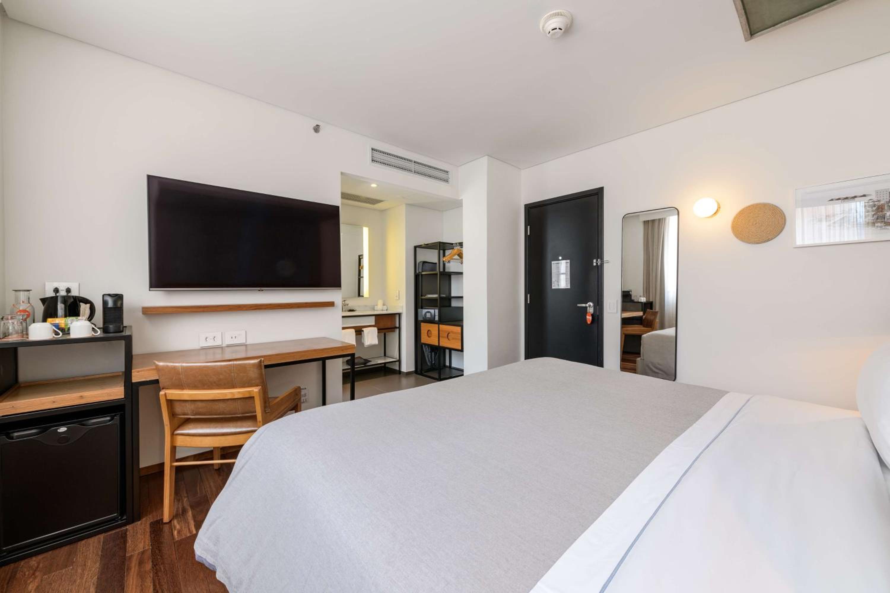 Standard King Room - Photo 3