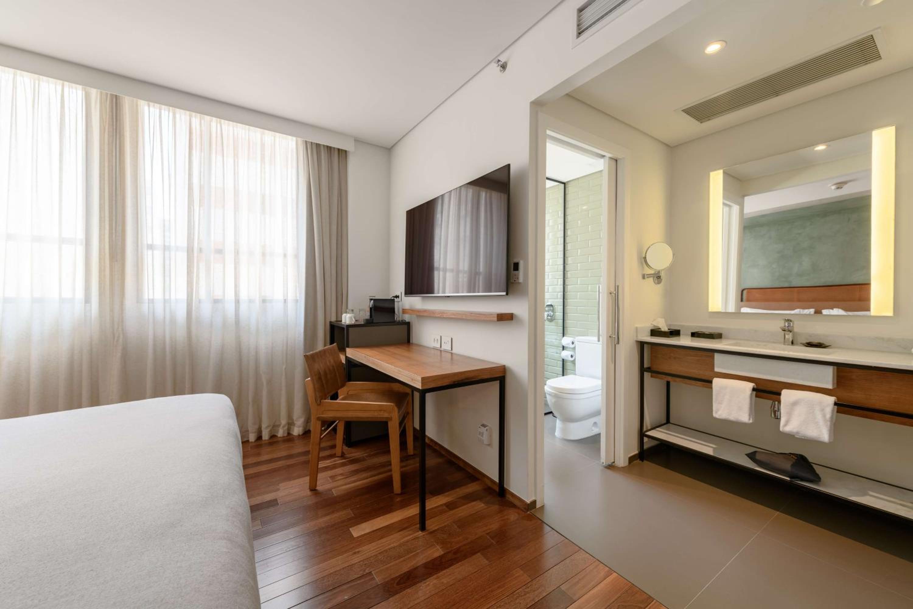 Standard King Room - Photo 7