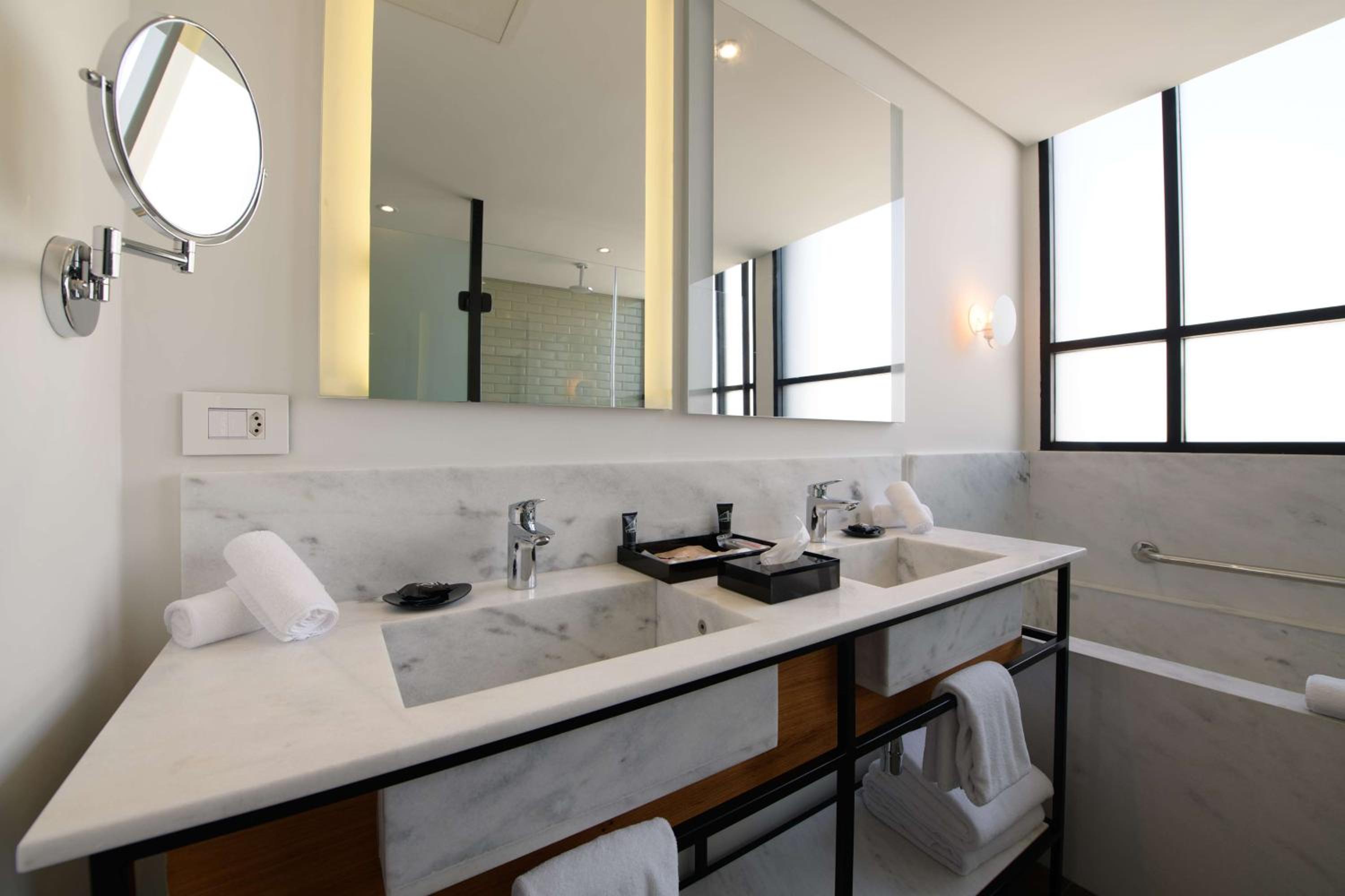 One-Bedroom King Suite - Photo 7