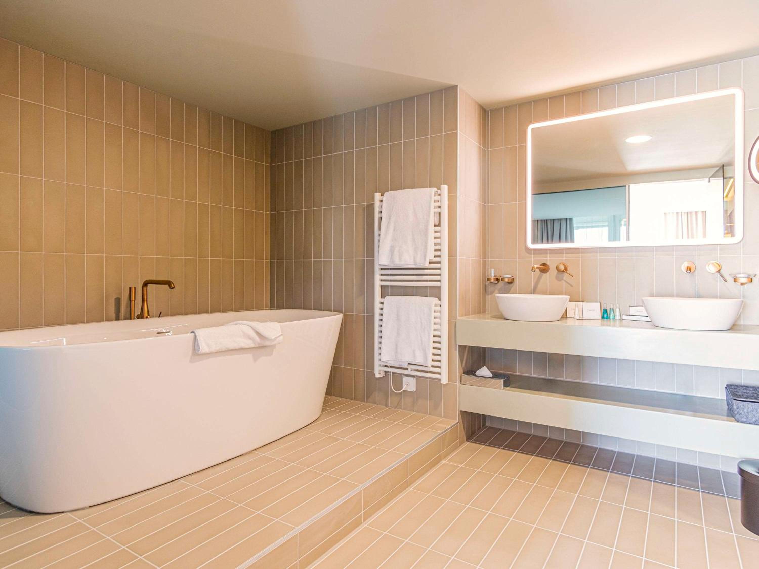 Vitality King Suite with Balcony and Panoramic View - Photo 5