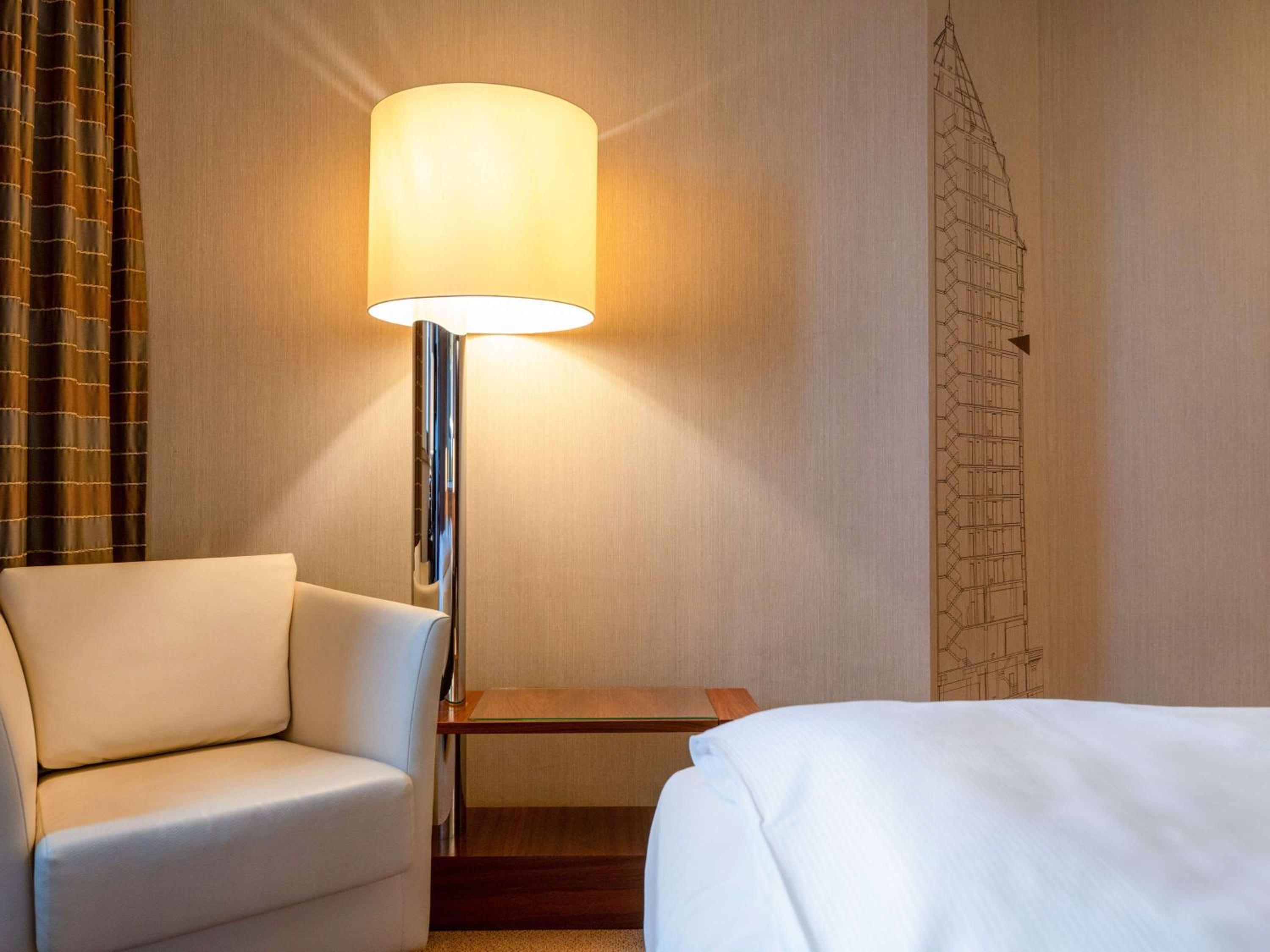 Superior King Room thumbnail 5