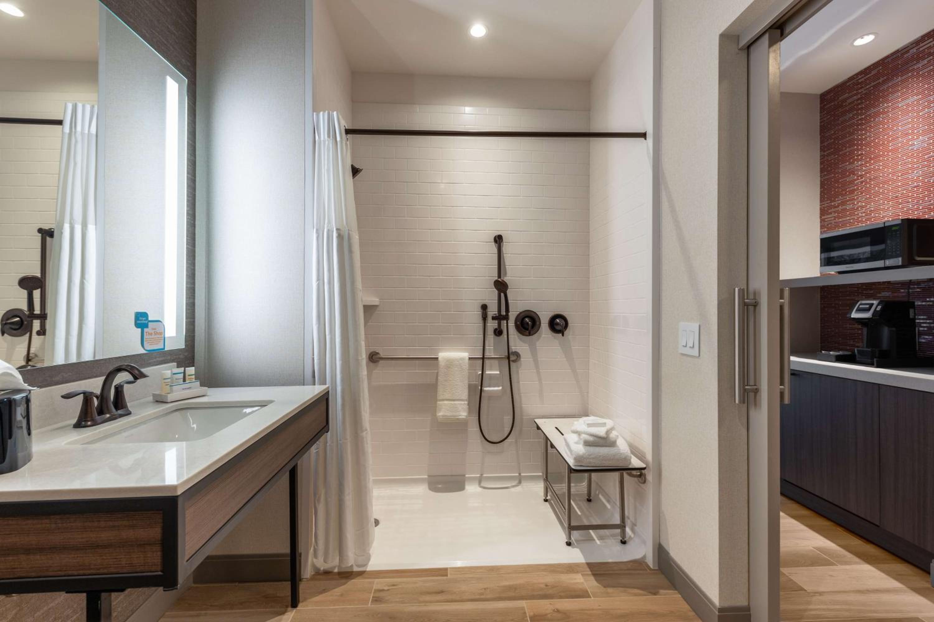 King Room with Roll-In Shower - Mobility Access - Photo 3