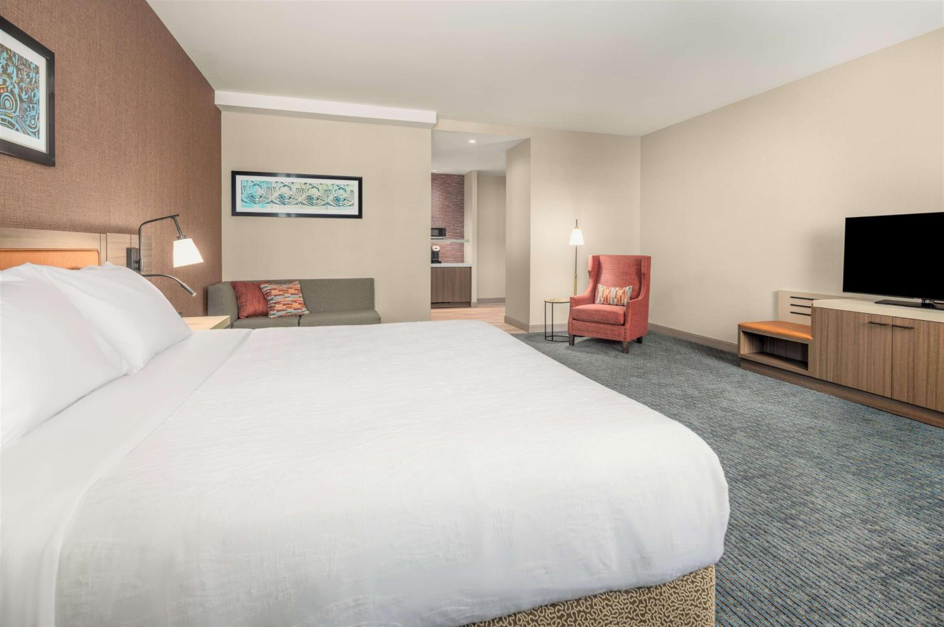 Deluxe King Room with City View - Photo 4