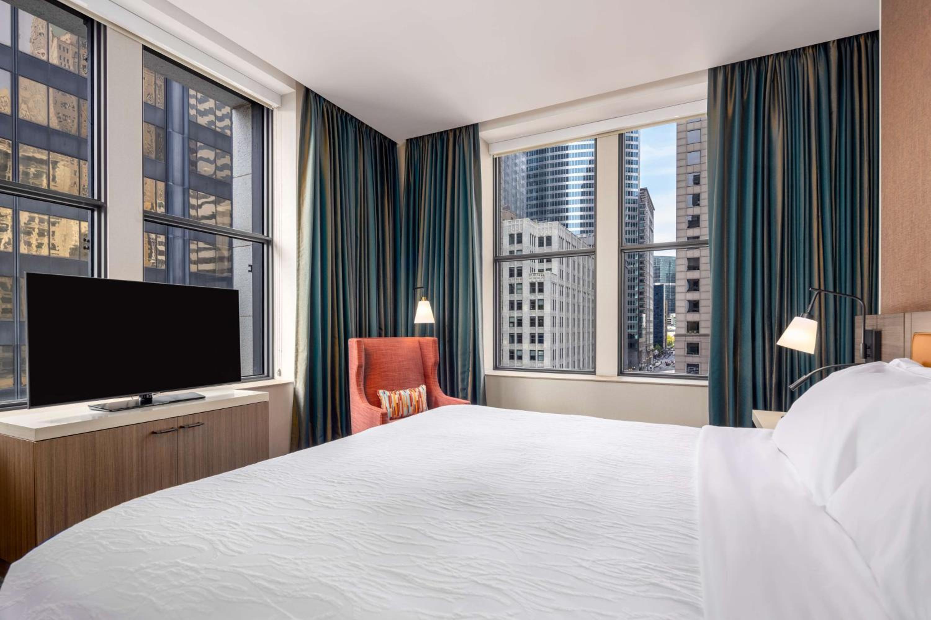 Deluxe King Room with Landmark View - Photo 2