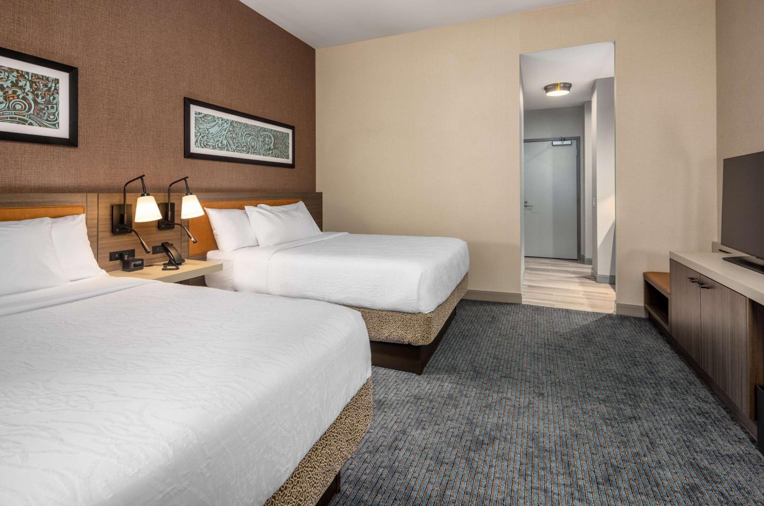 Queen Room with Two Queen Beds with City View  - Photo 2