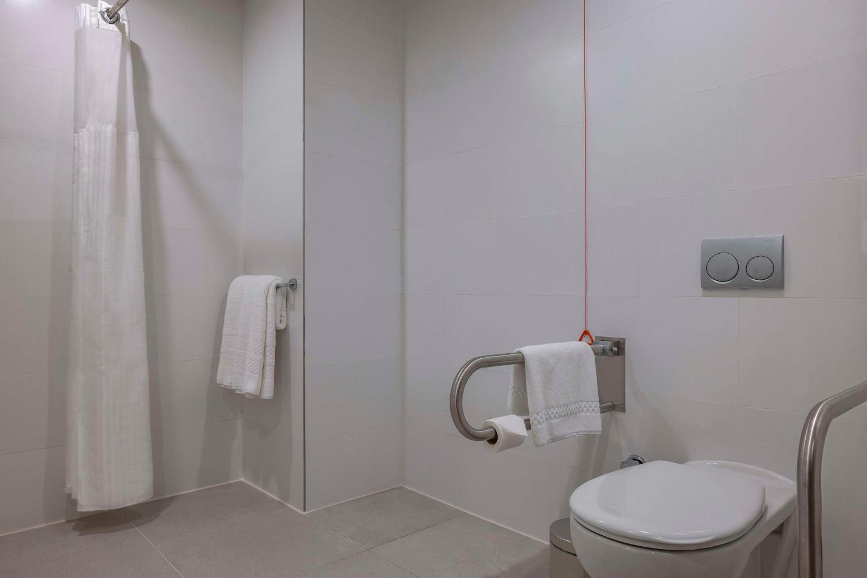 Queen Room - Accessible