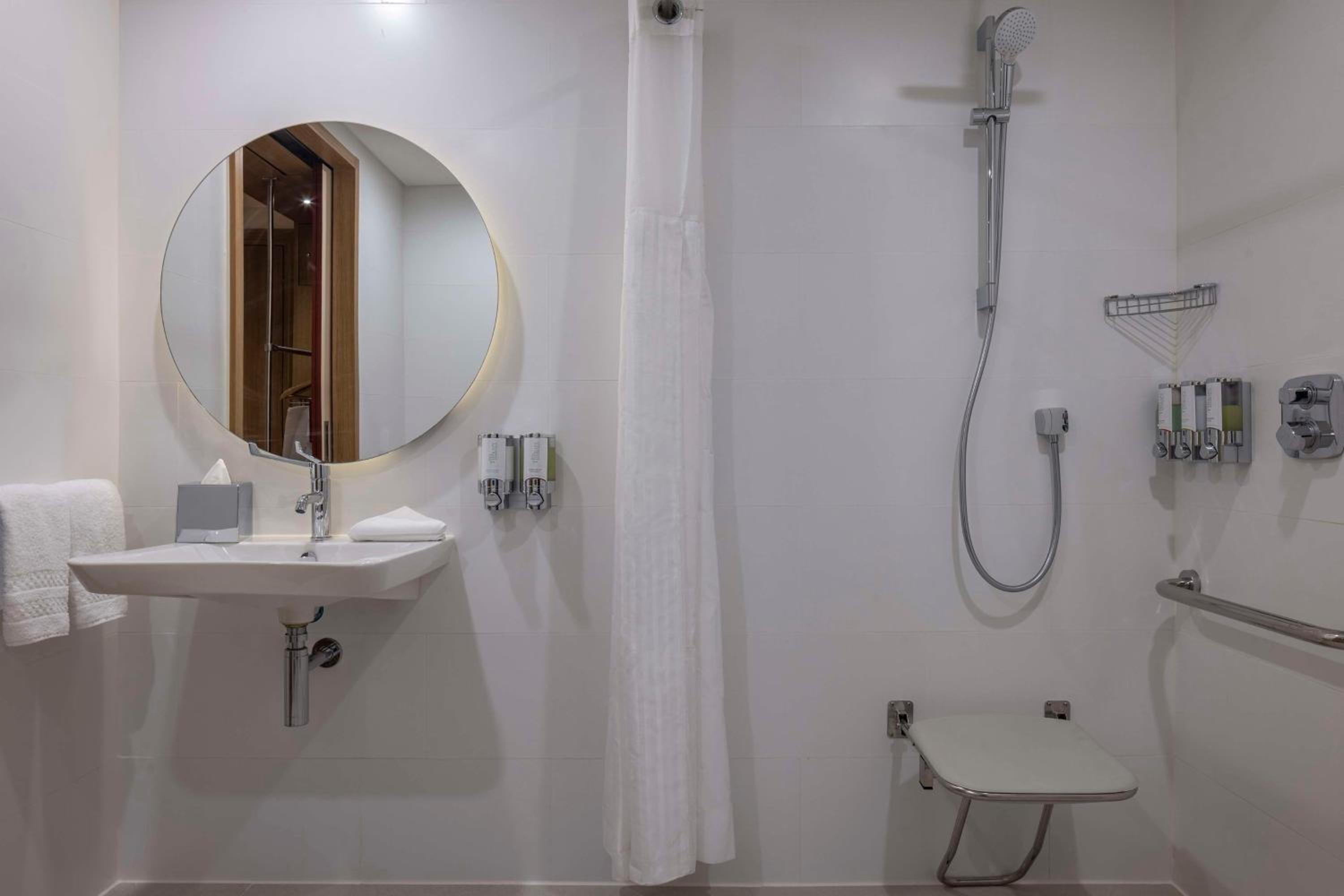 Queen Room - Accessible