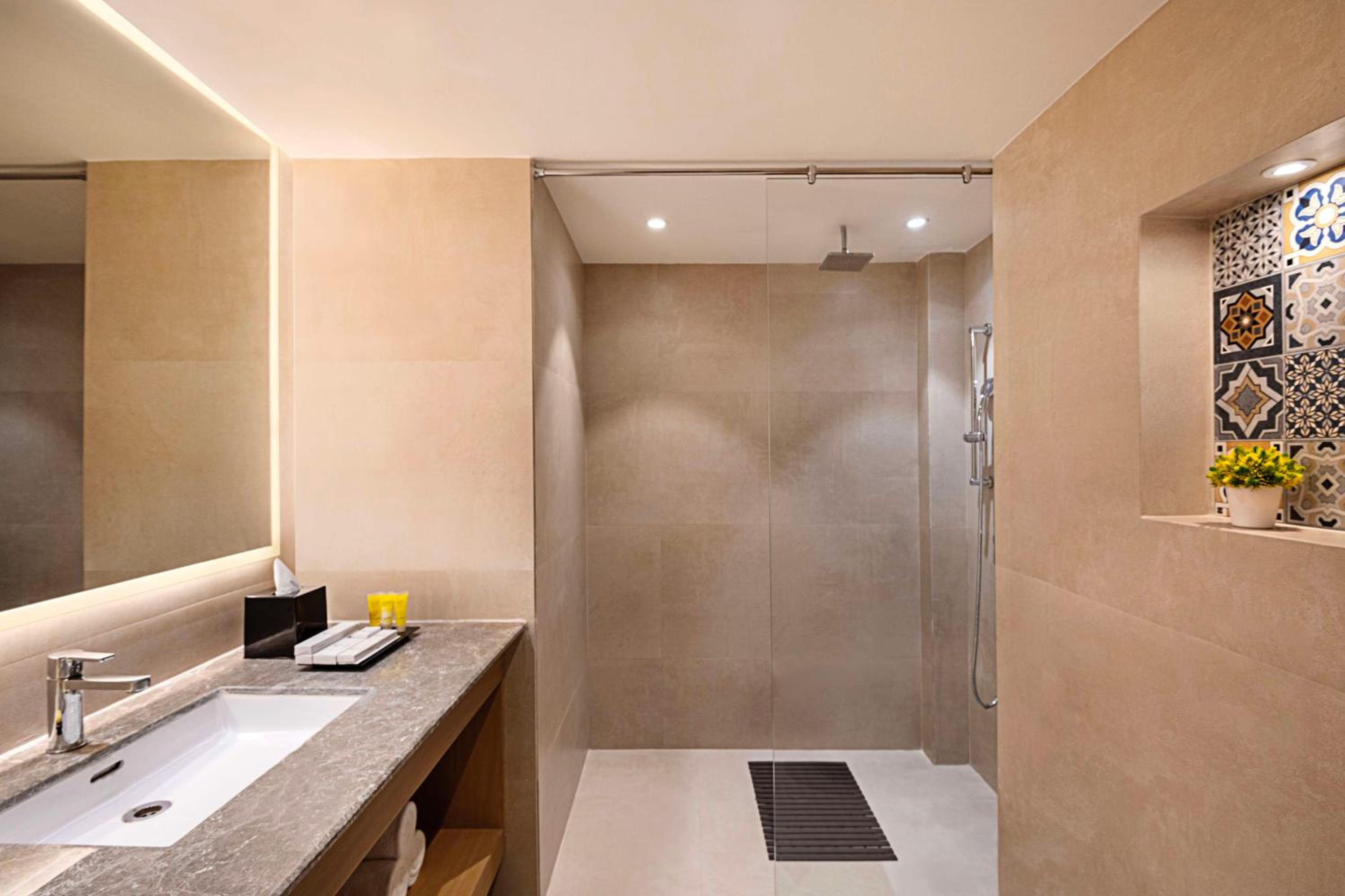 King Suite with Balcony - Photo 4