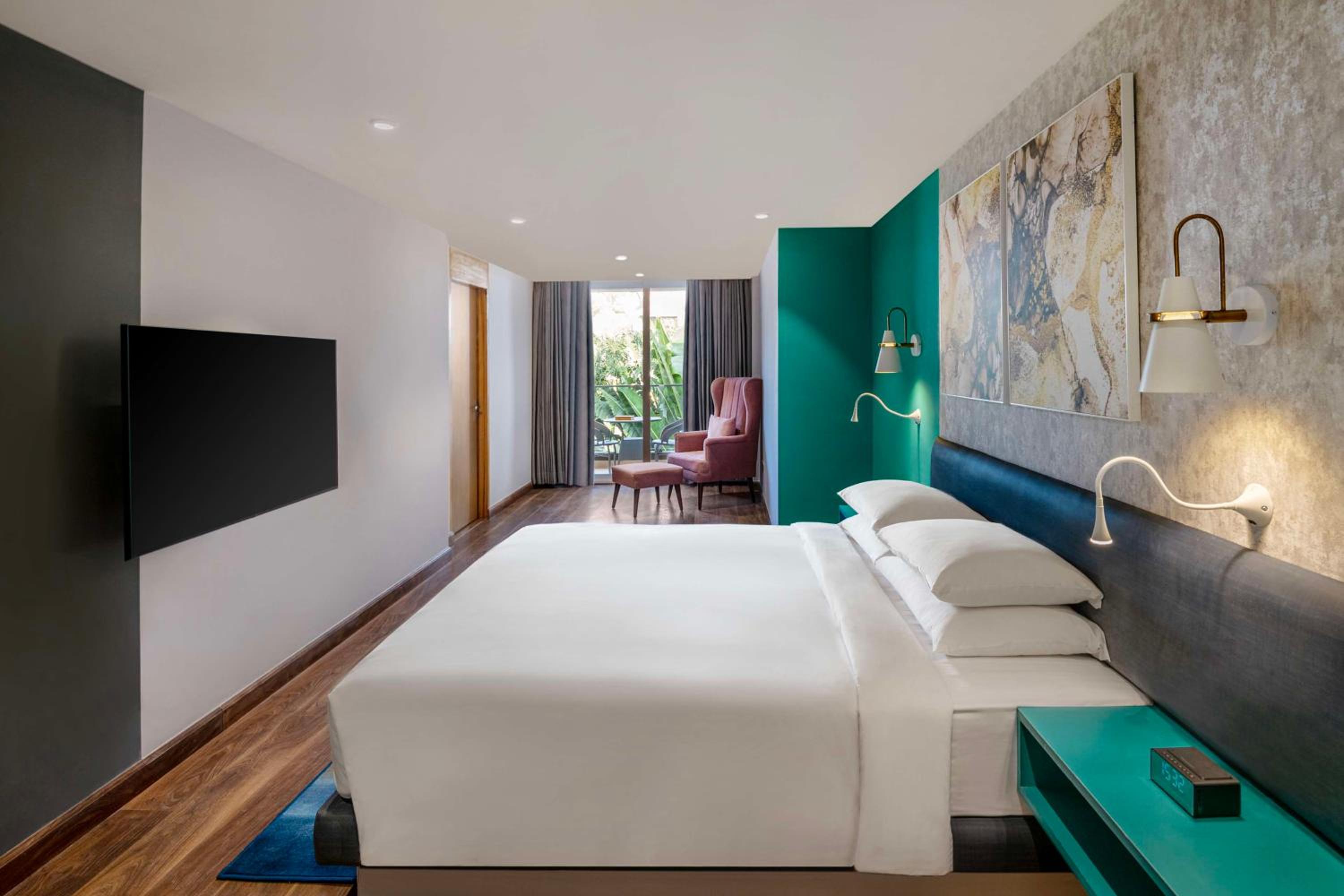 King Suite with Balcony - Photo 6