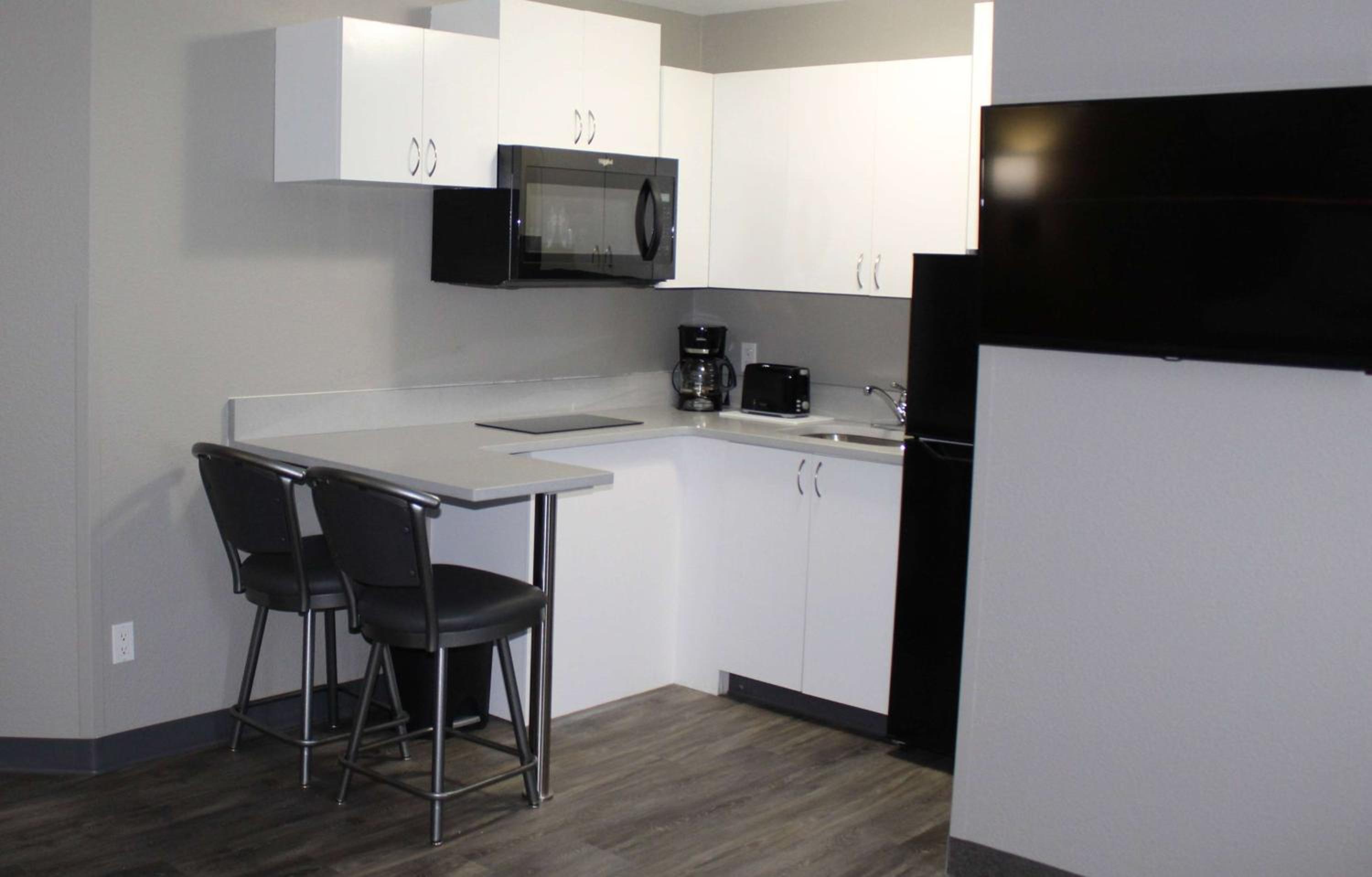 Efficiency Queen Room with One Queen and Two Double Beds - Non-Smoking photo 2