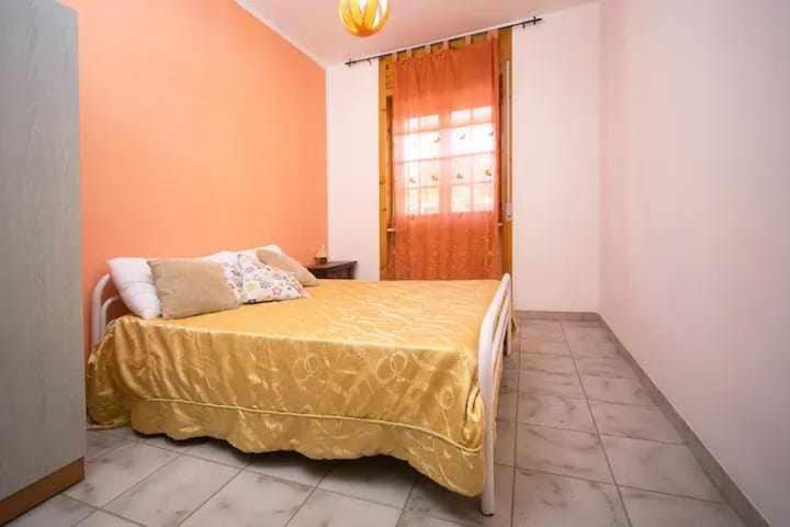 Six-Bedroom House photo 2