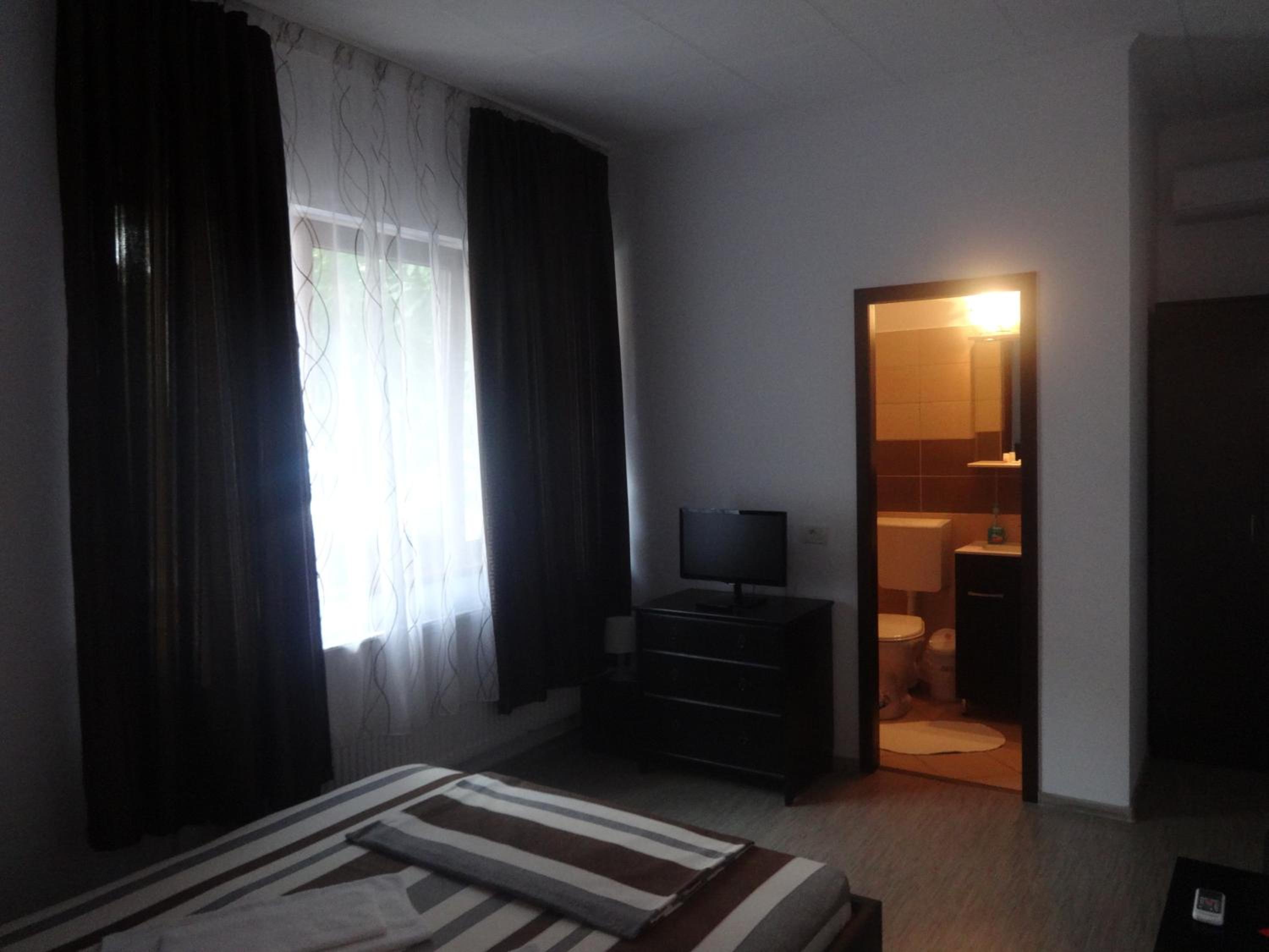 Double Room - Photo 6