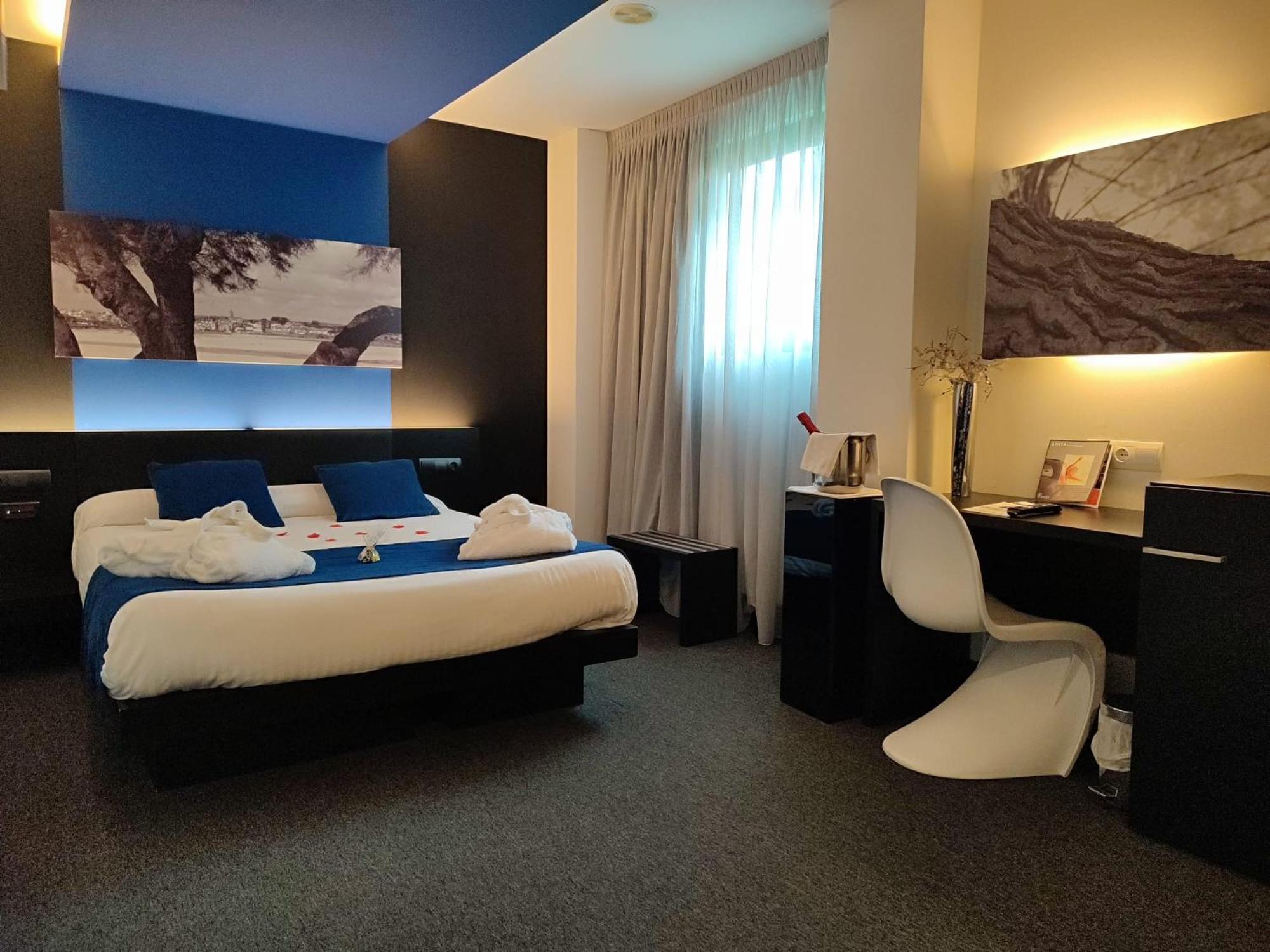 Deluxe Room with Spa Bath - Photo 2