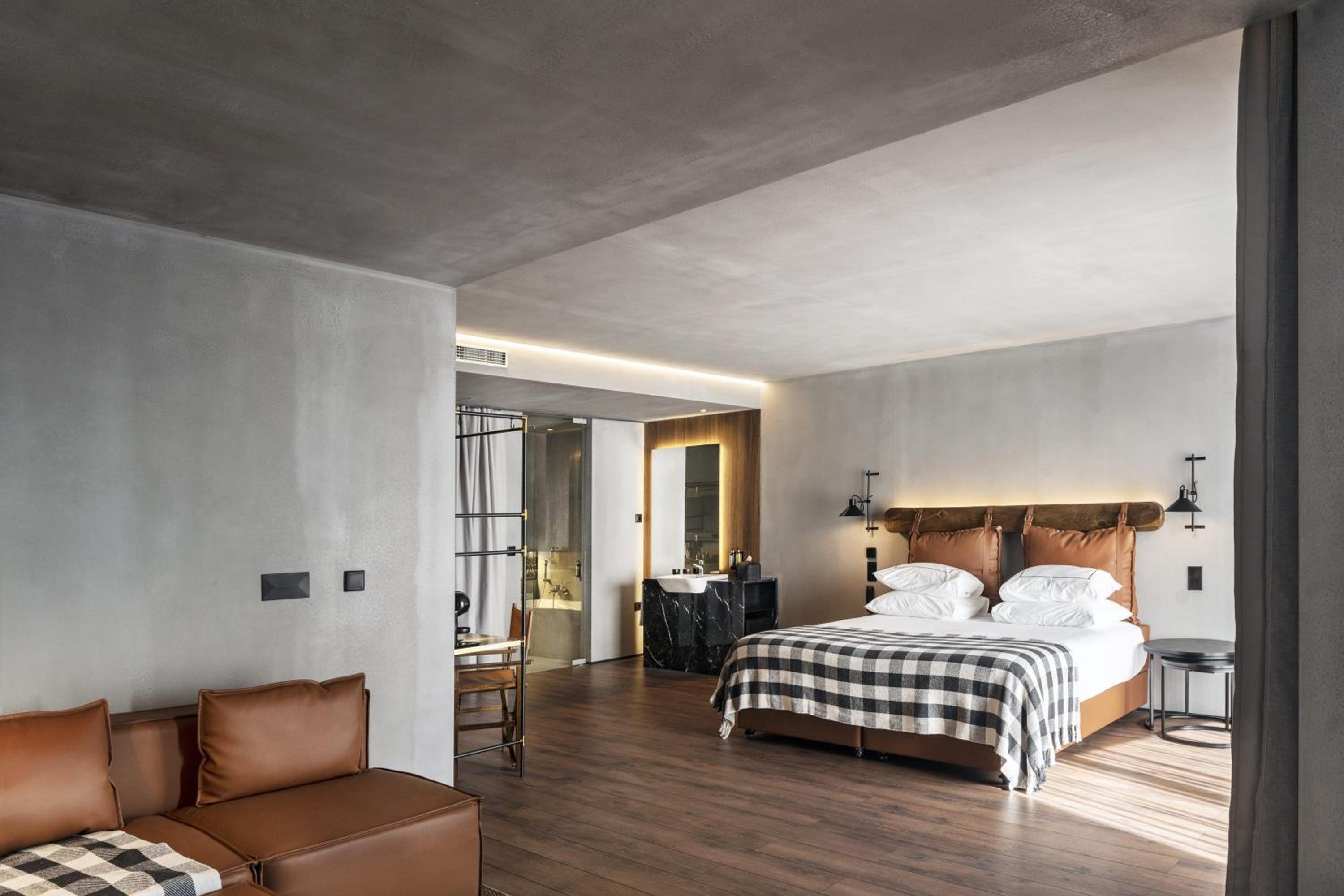 Suite with Balcony and Mountain View - Photo 9