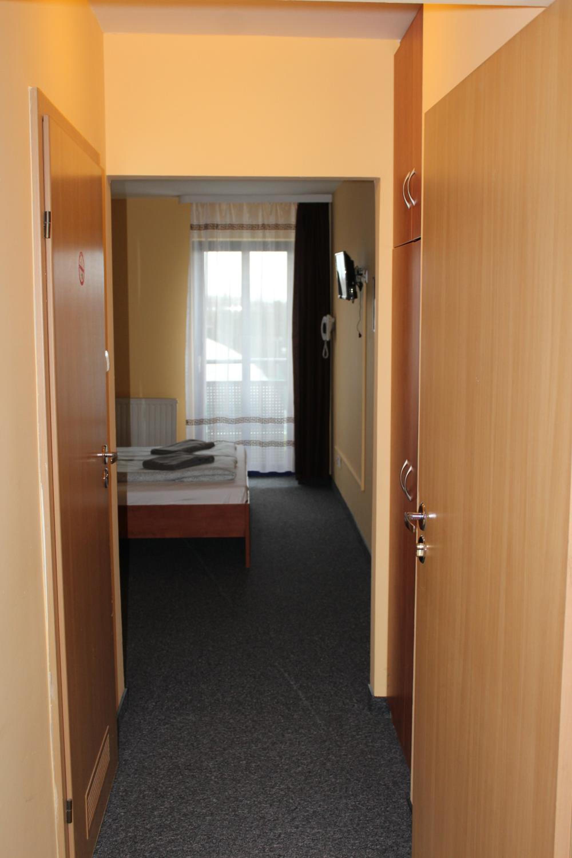 Double or Twin Room - Photo 8