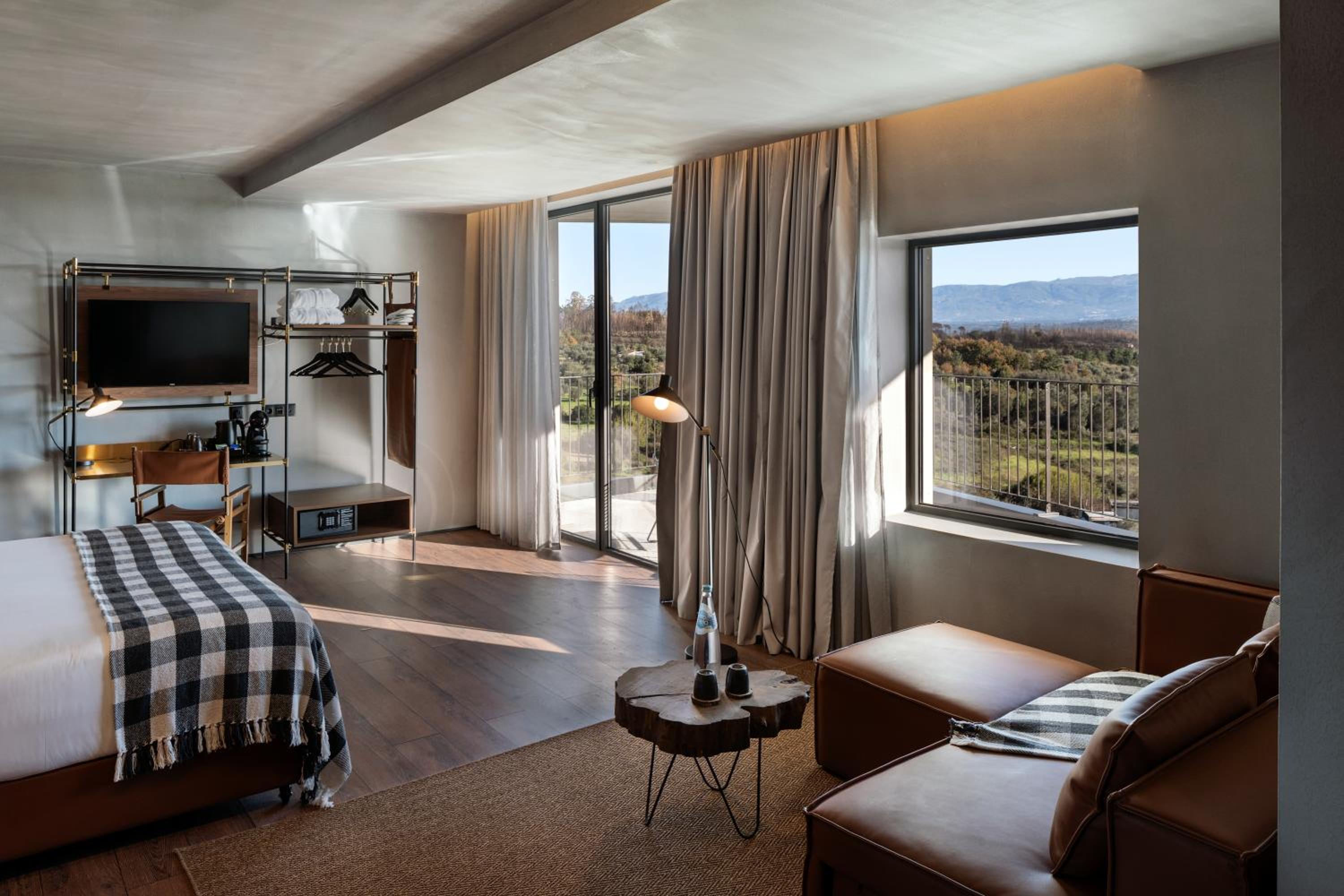 Suite with Balcony and Exterior Jacuzzi - Photo 4