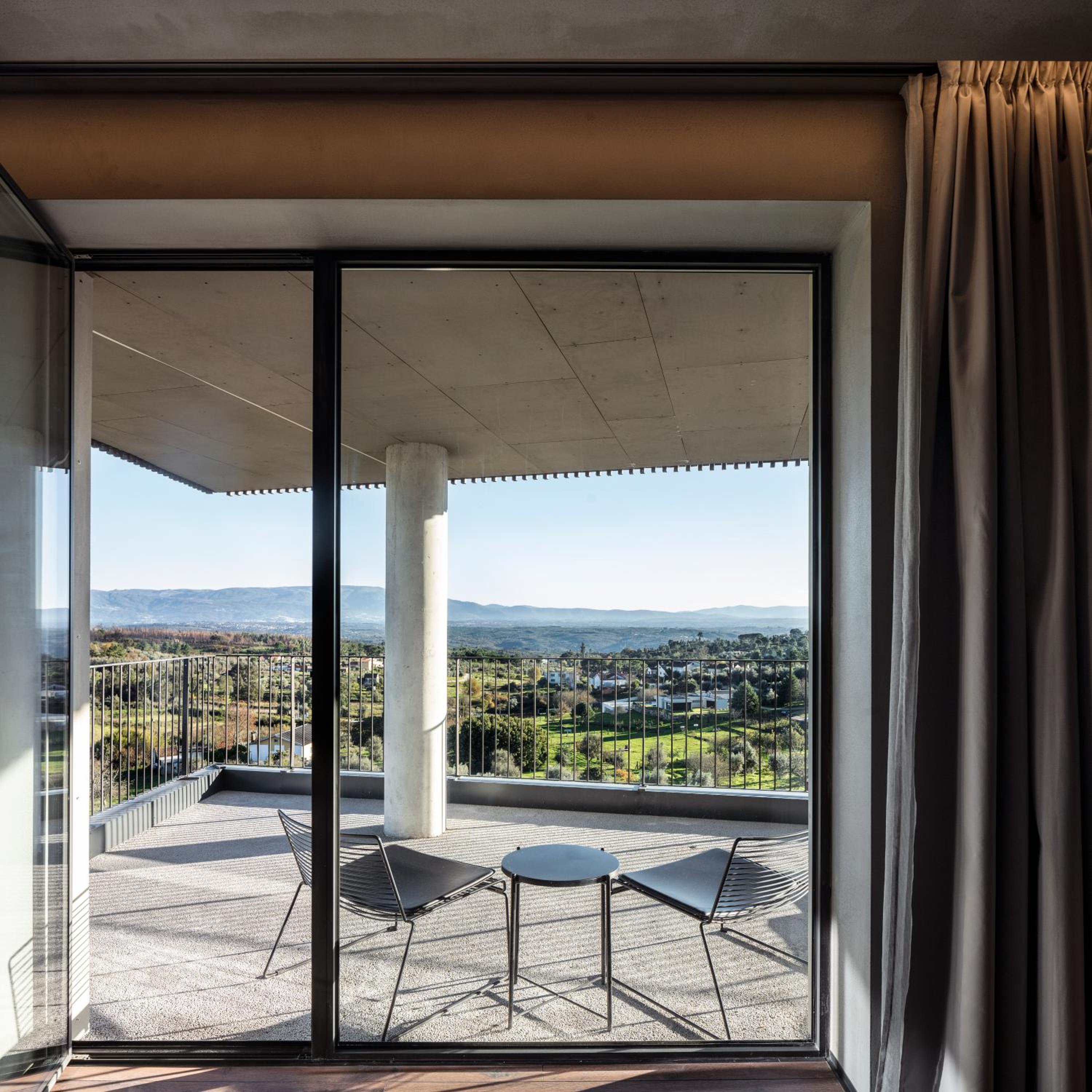 Suite with Balcony and Exterior Jacuzzi - Photo 3