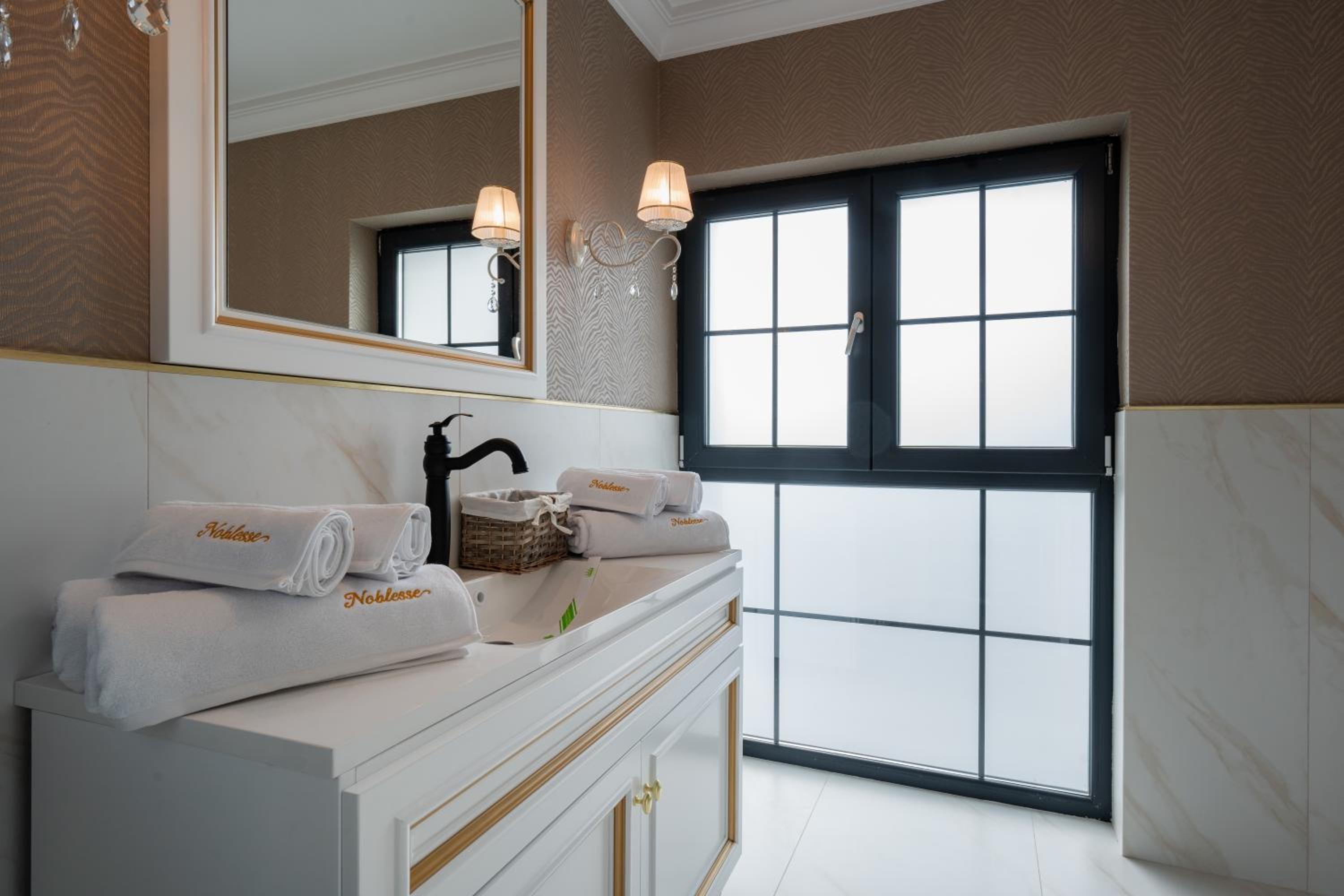 Deluxe Suite - Photo 7