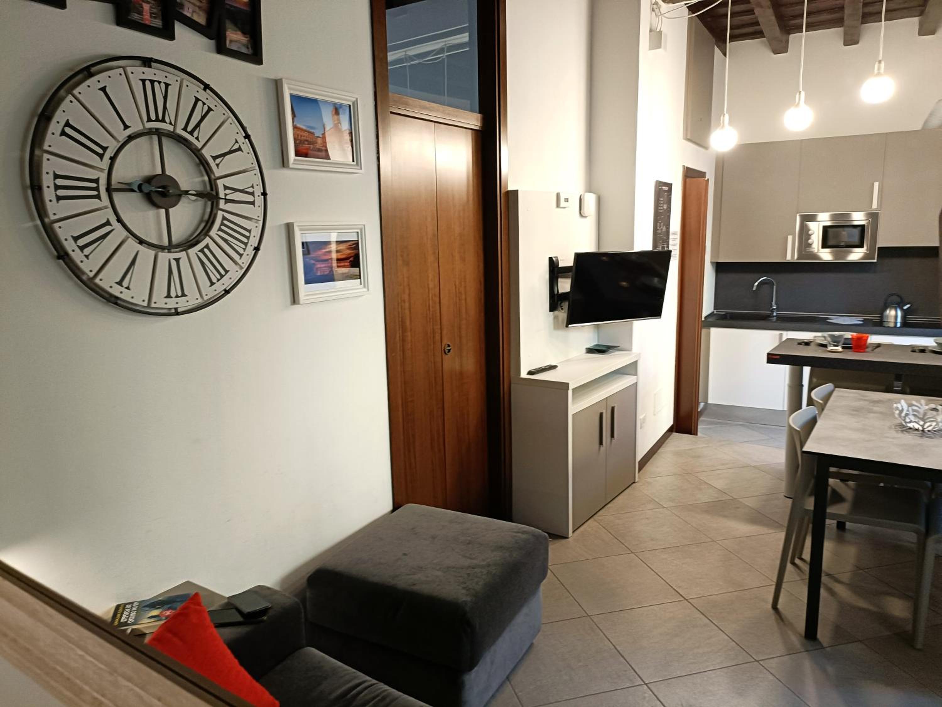 One-Bedroom Apartment photo 1