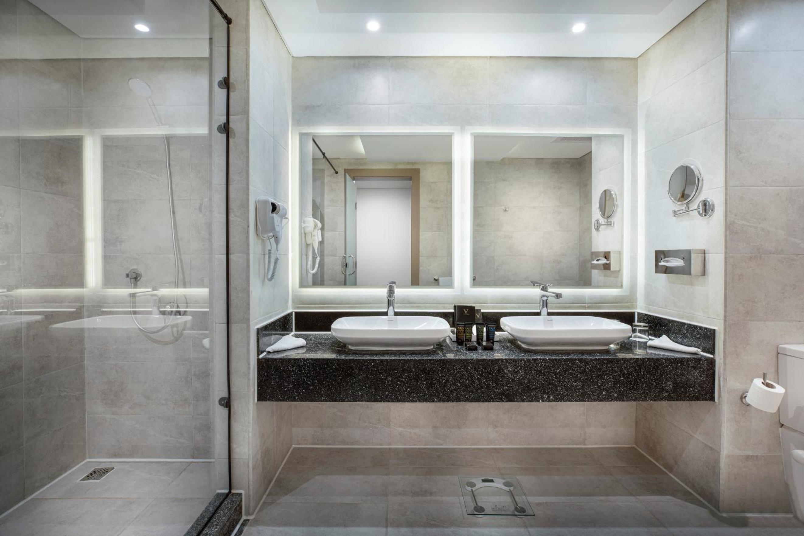 Jacuzzi Swim-Up Suite +16