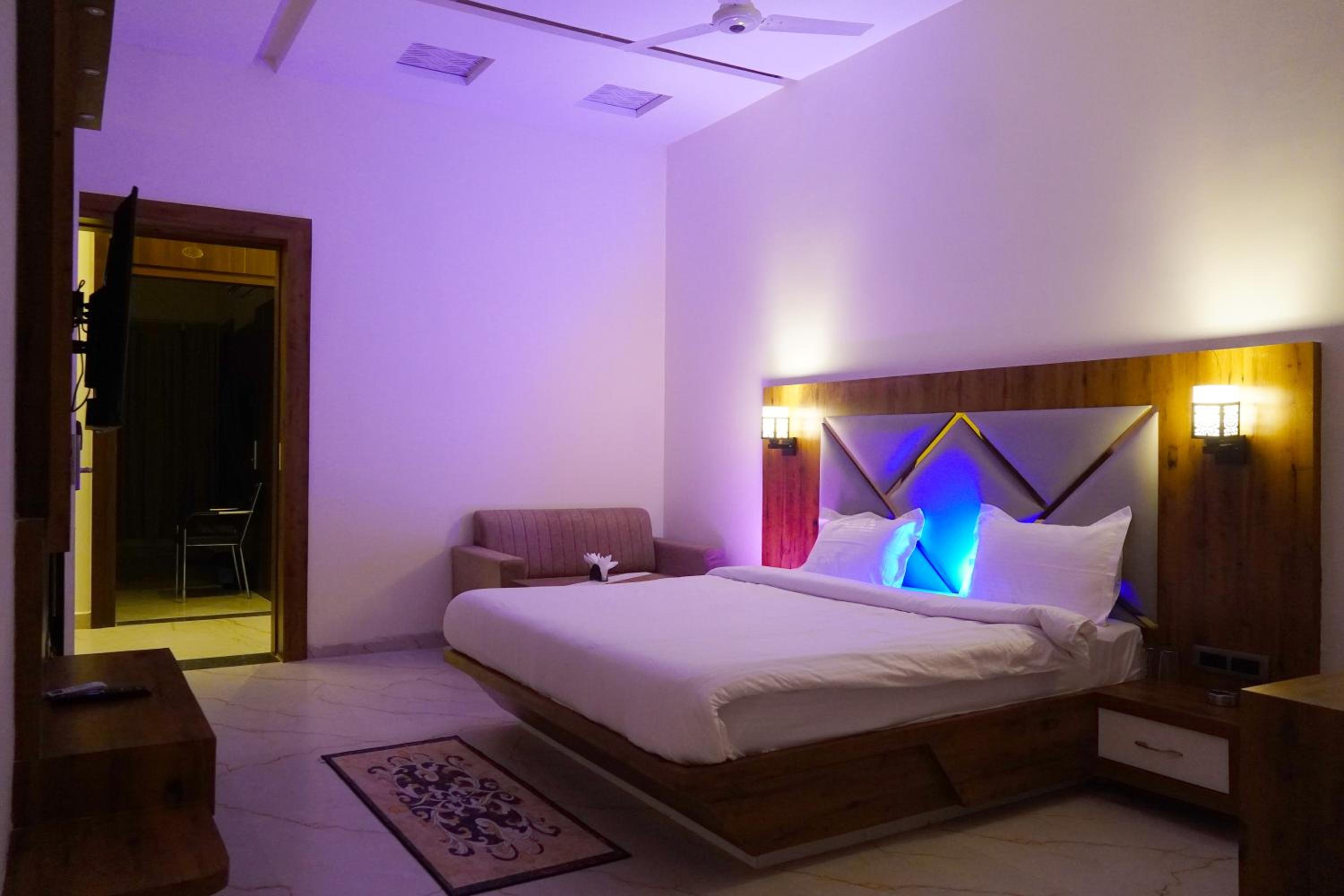 Deluxe Double Room (2 Adults + 1 Child) photo 3