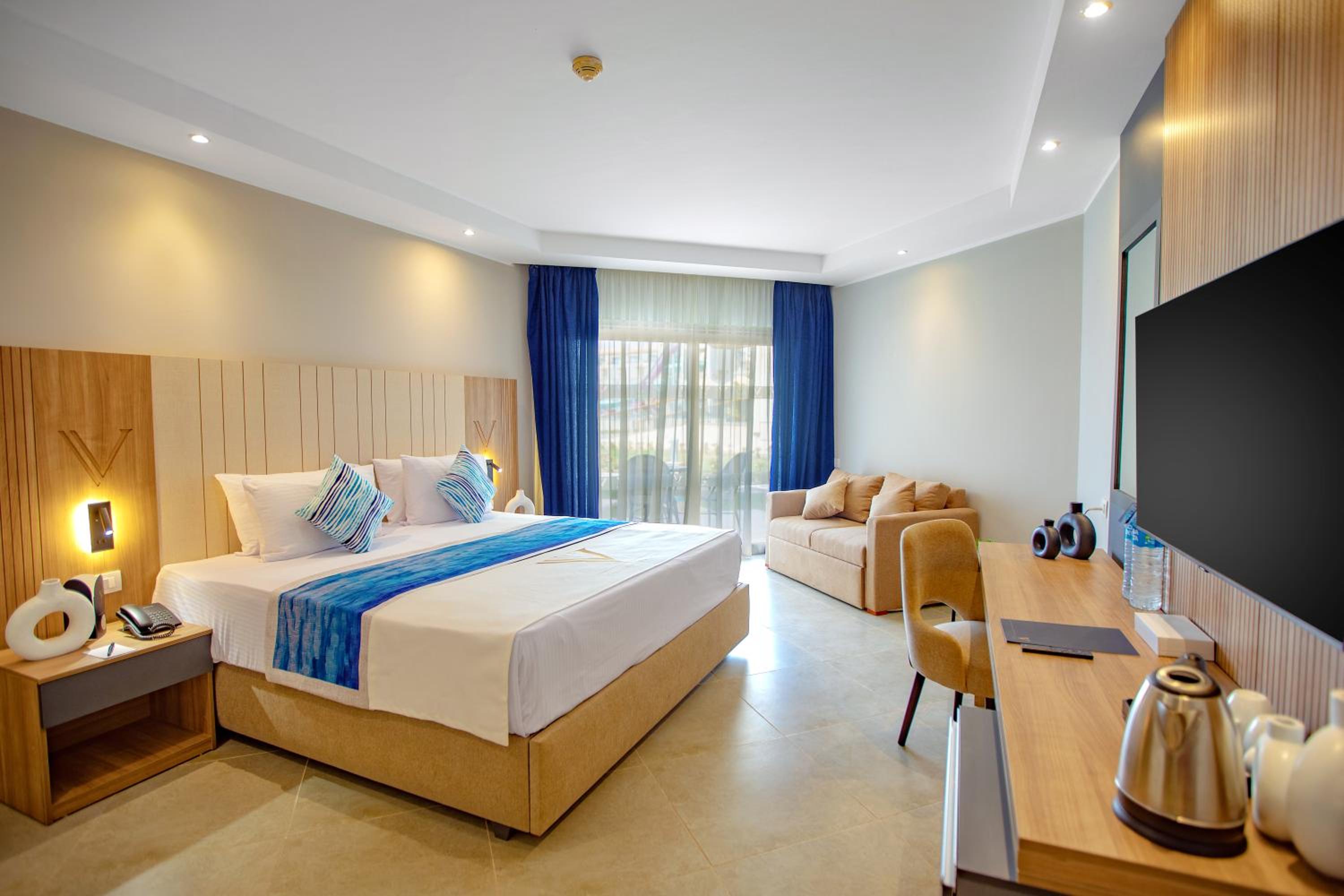 Jacuzzi Swim-Up Suite +16