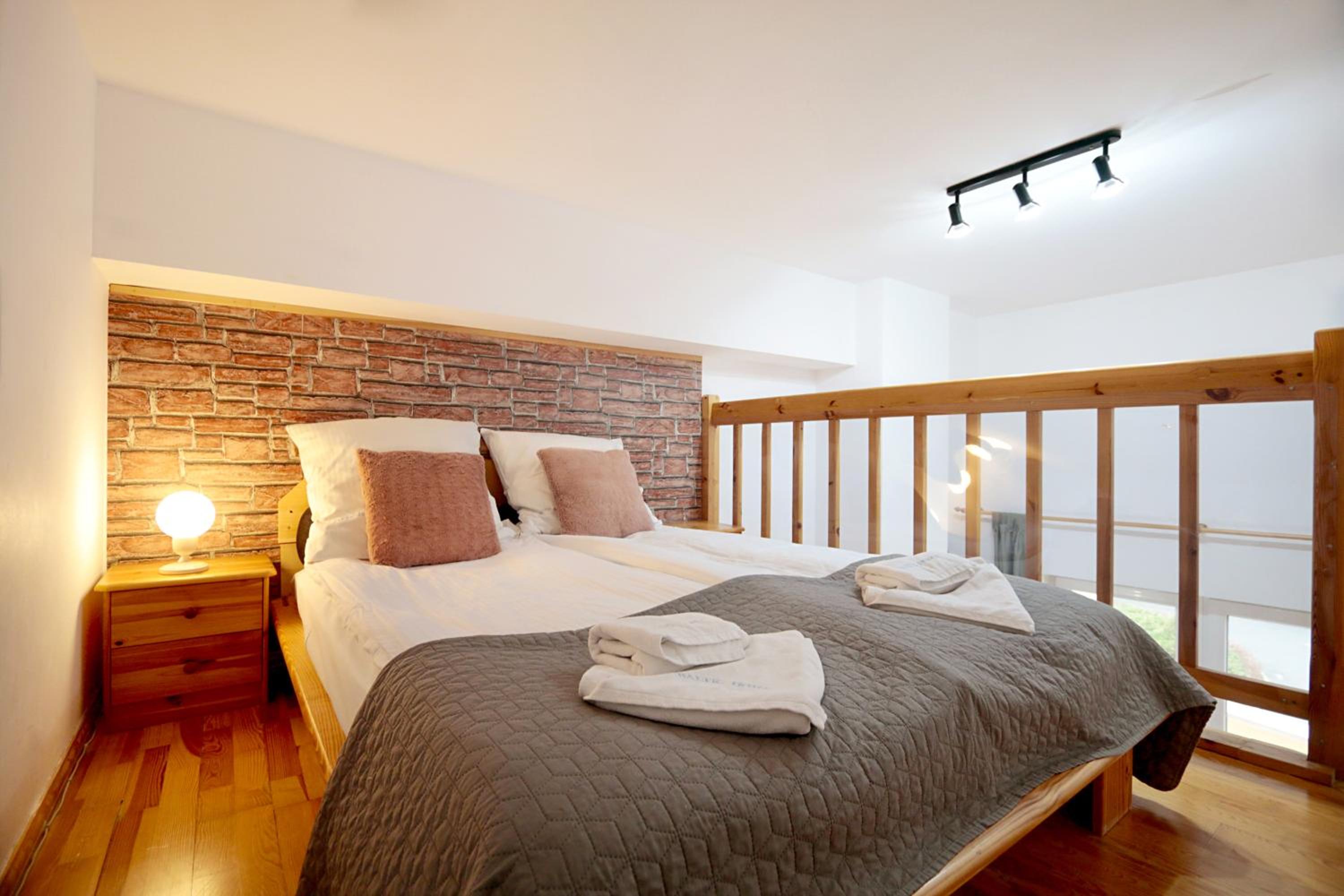 One-Bedroom Apartment with a Living Room with Mezzanine photo 2