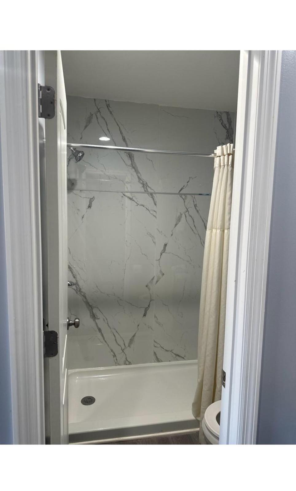 Deluxe King Room - Photo 9