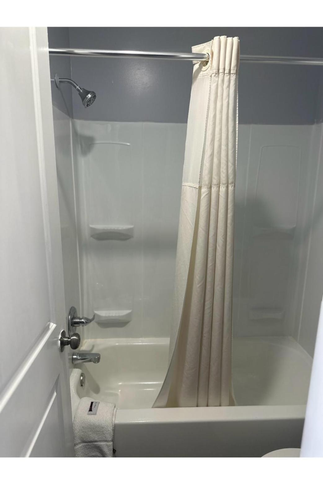 Deluxe King Room - Photo 8
