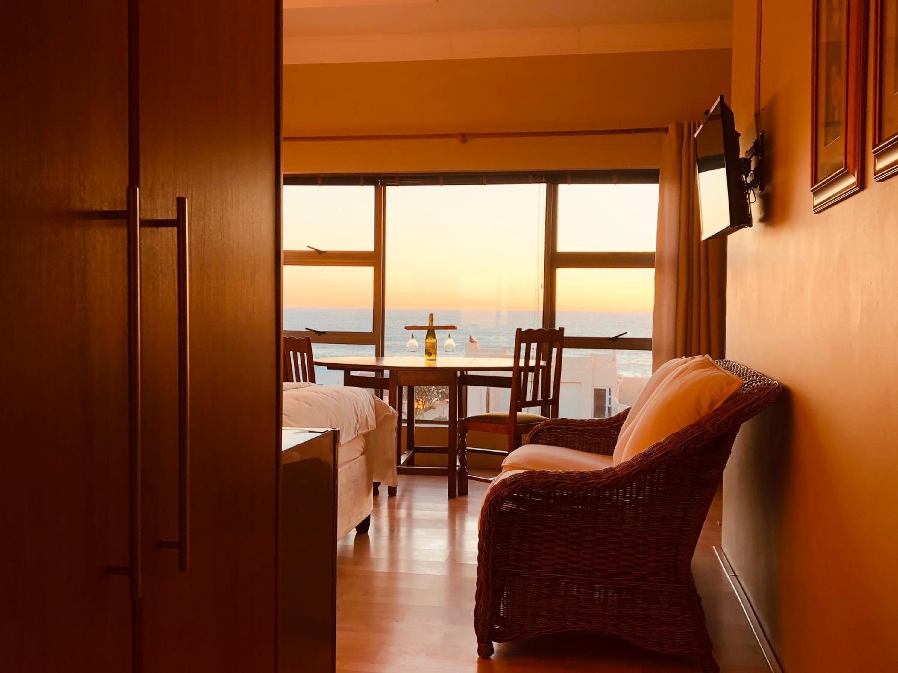 Deluxe Queen Suite with Sea View photo 1