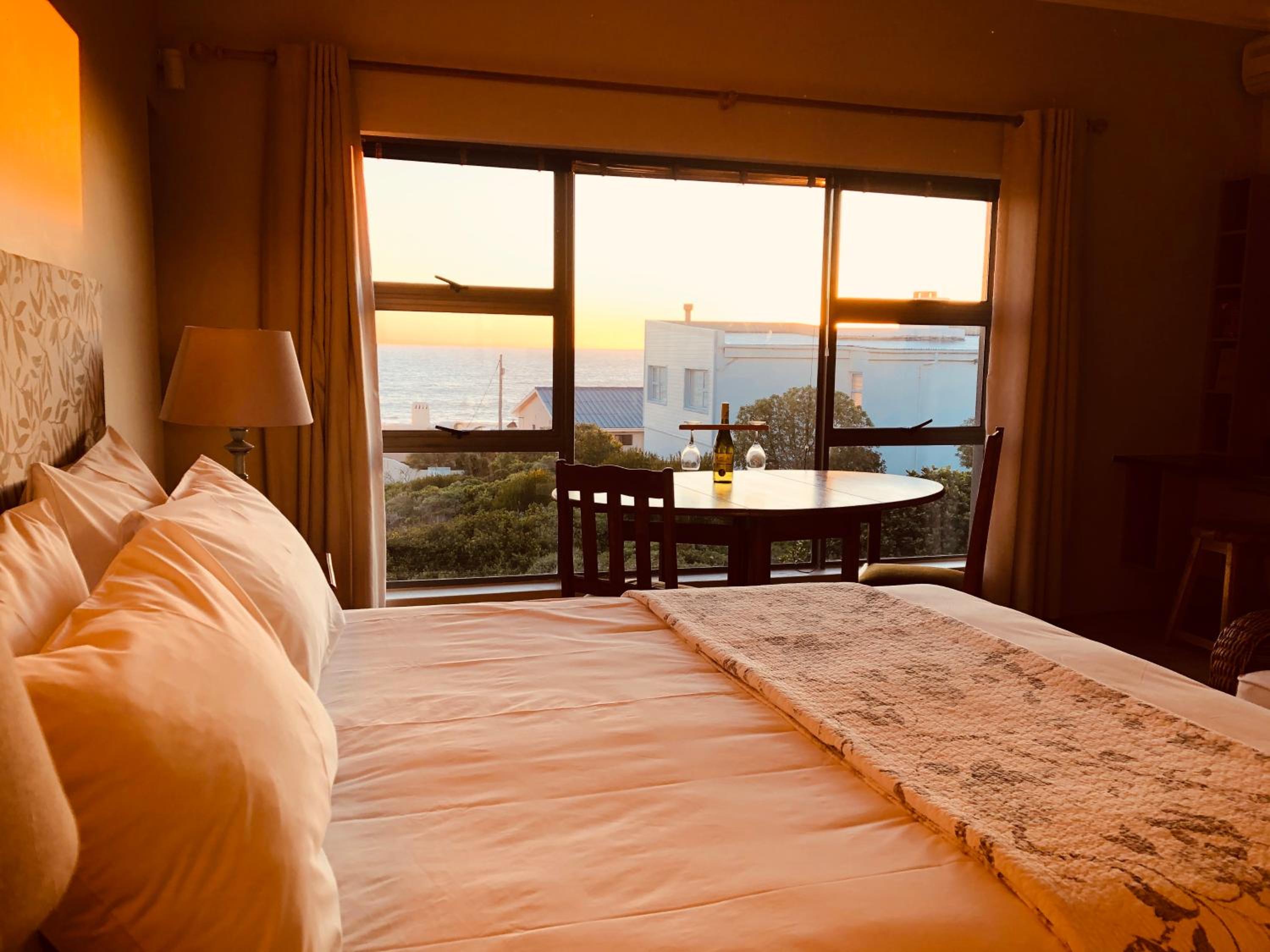Deluxe Queen Suite with Sea View photo 3