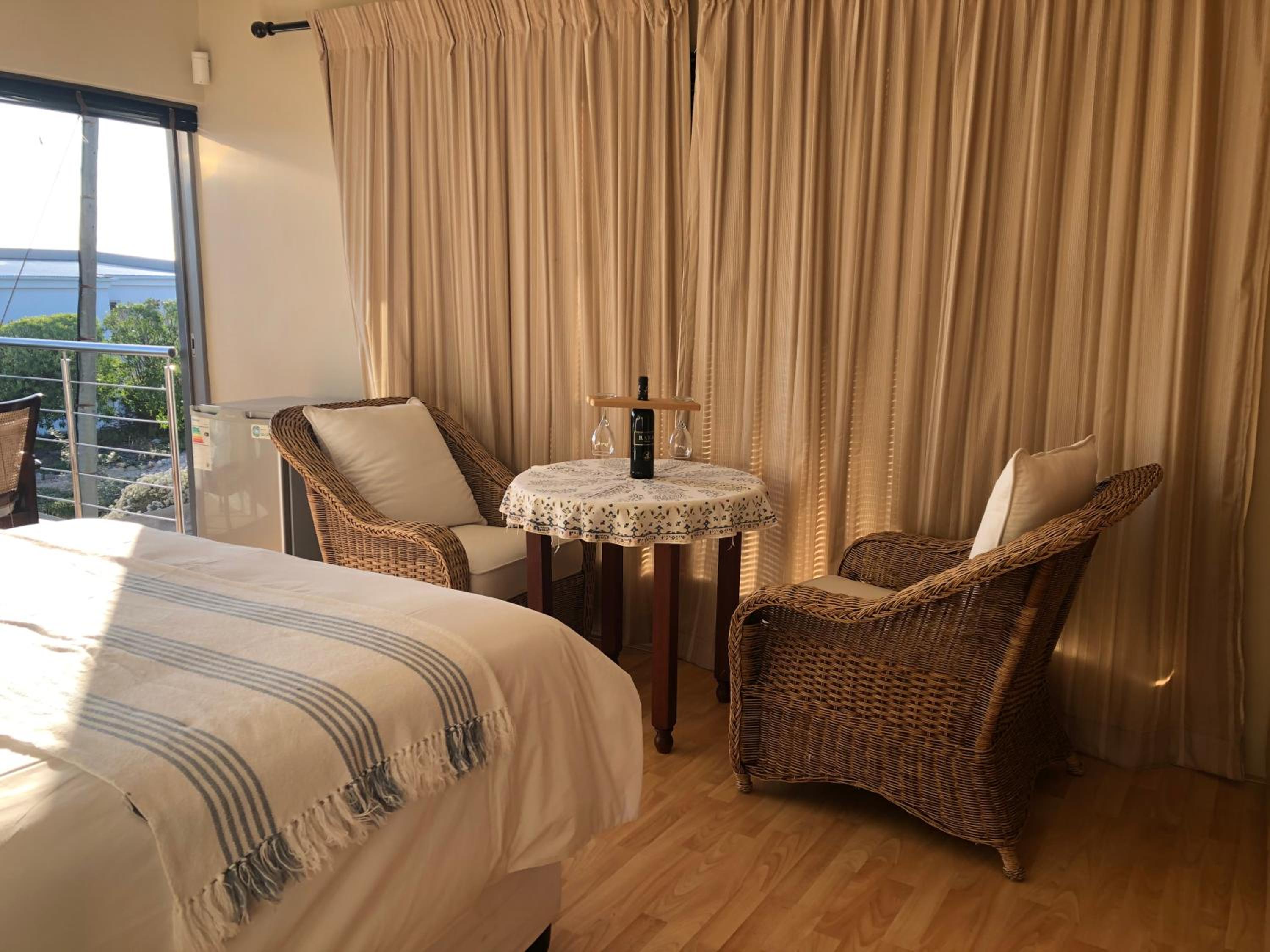 Deluxe Queen Suite with Sea View and Balcony photo 3