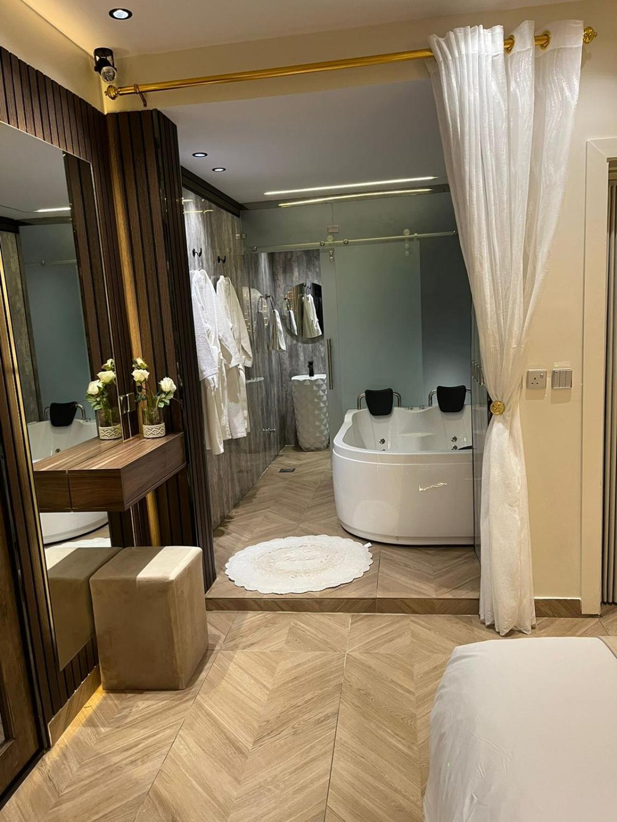 Deluxe Suite with Spa Bath photo 3