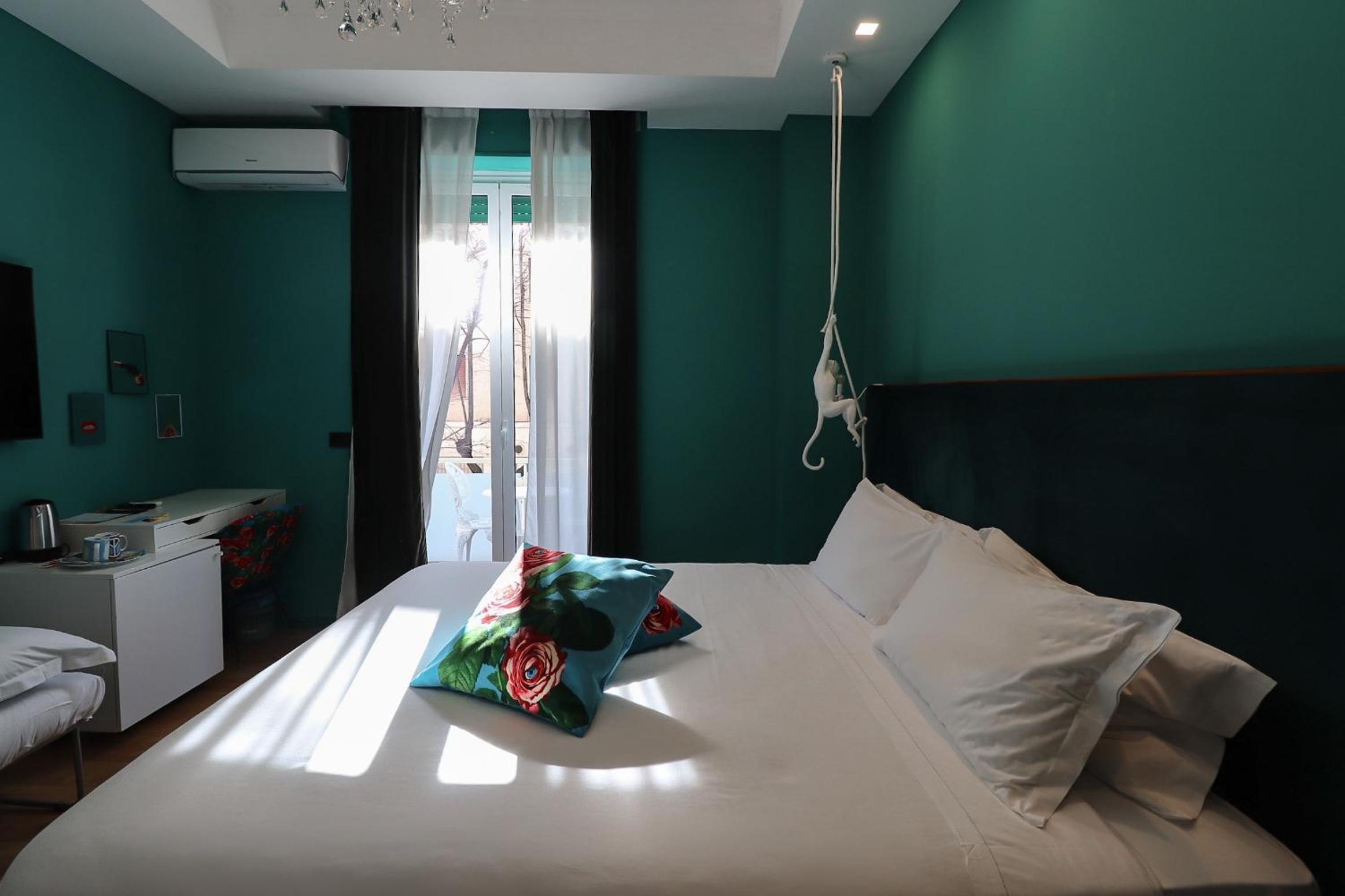King Suite with Balcony - Photo 5