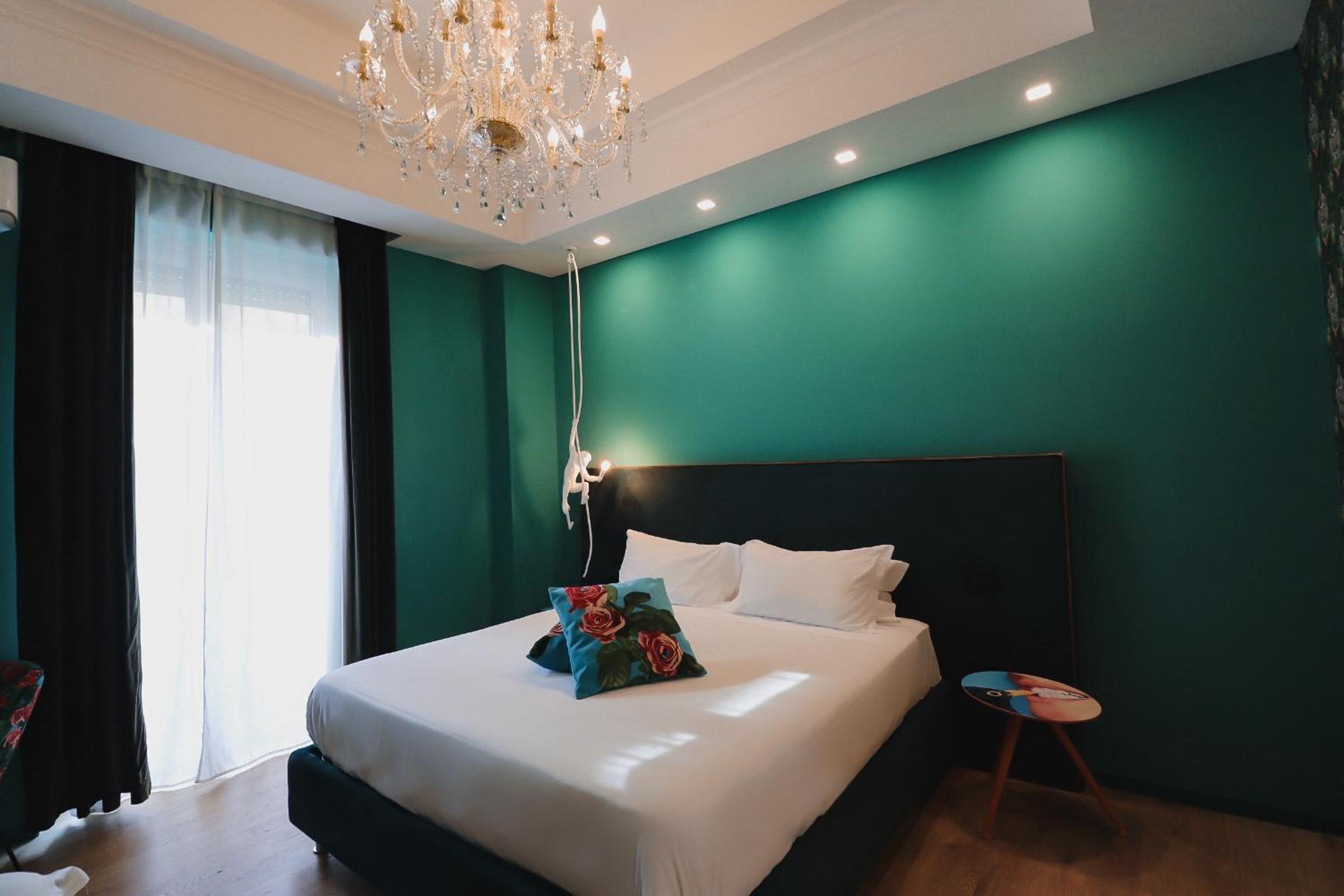 King Suite with Balcony - Photo 29
