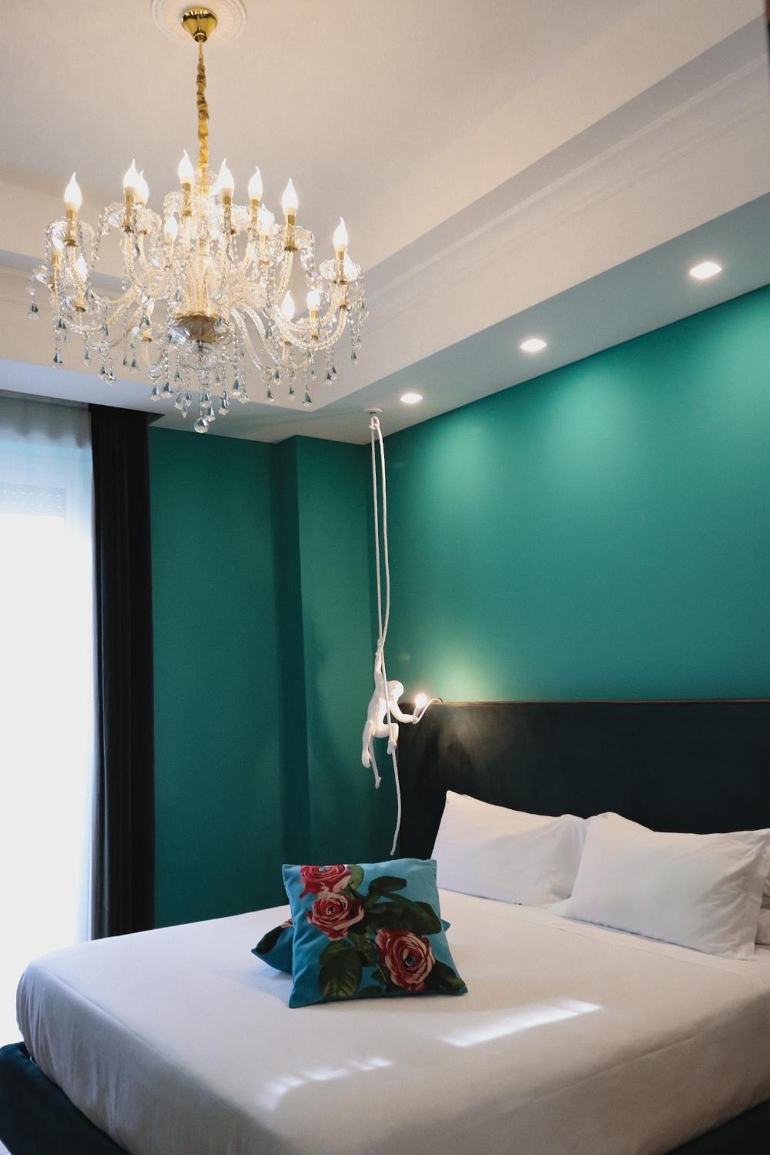 King Suite with Balcony - Photo 28