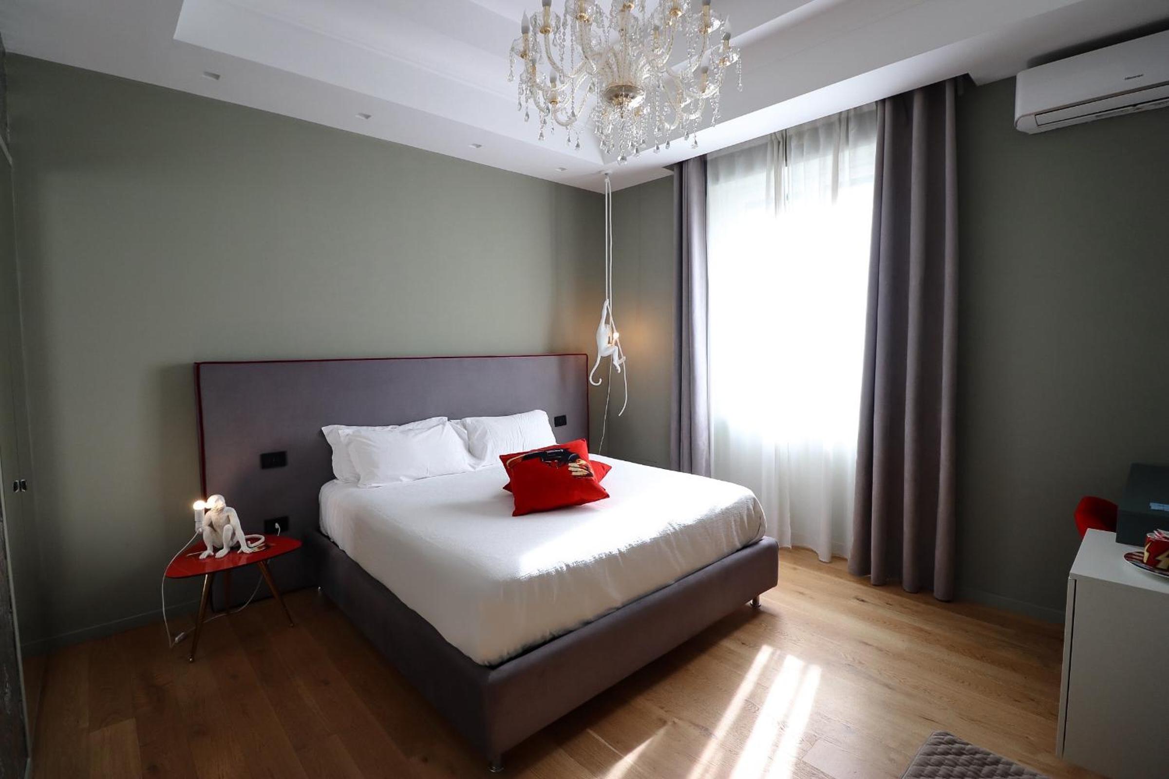 Deluxe Suite with Spa Bath - Photo 3