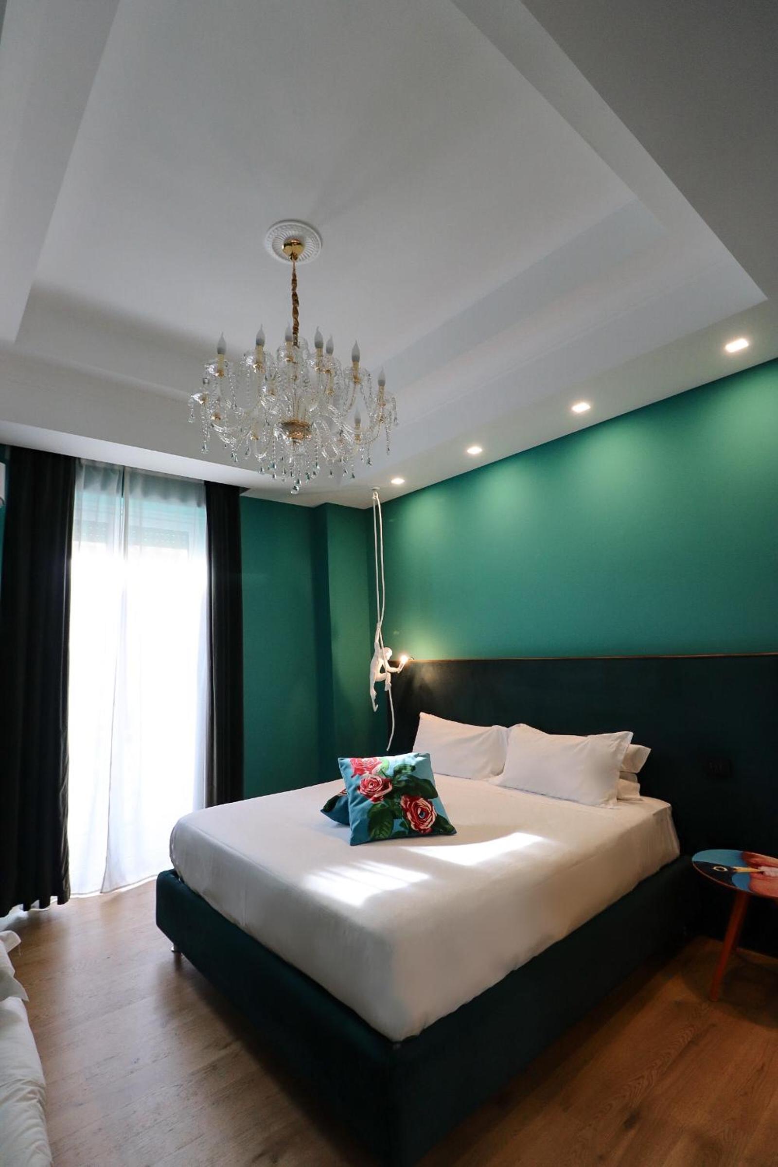 King Suite with Balcony - Photo 27