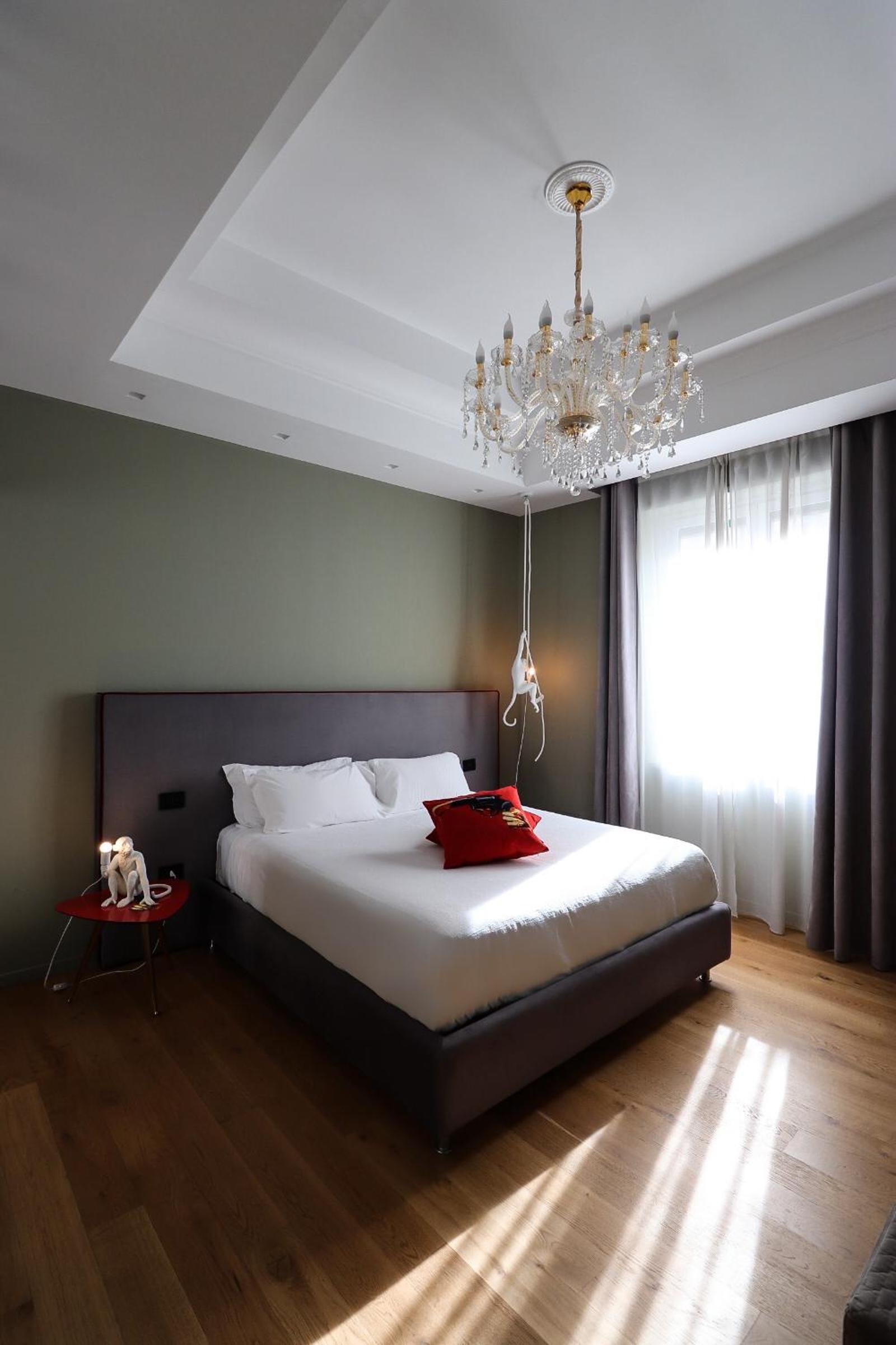Deluxe Suite with Spa Bath - Photo 4