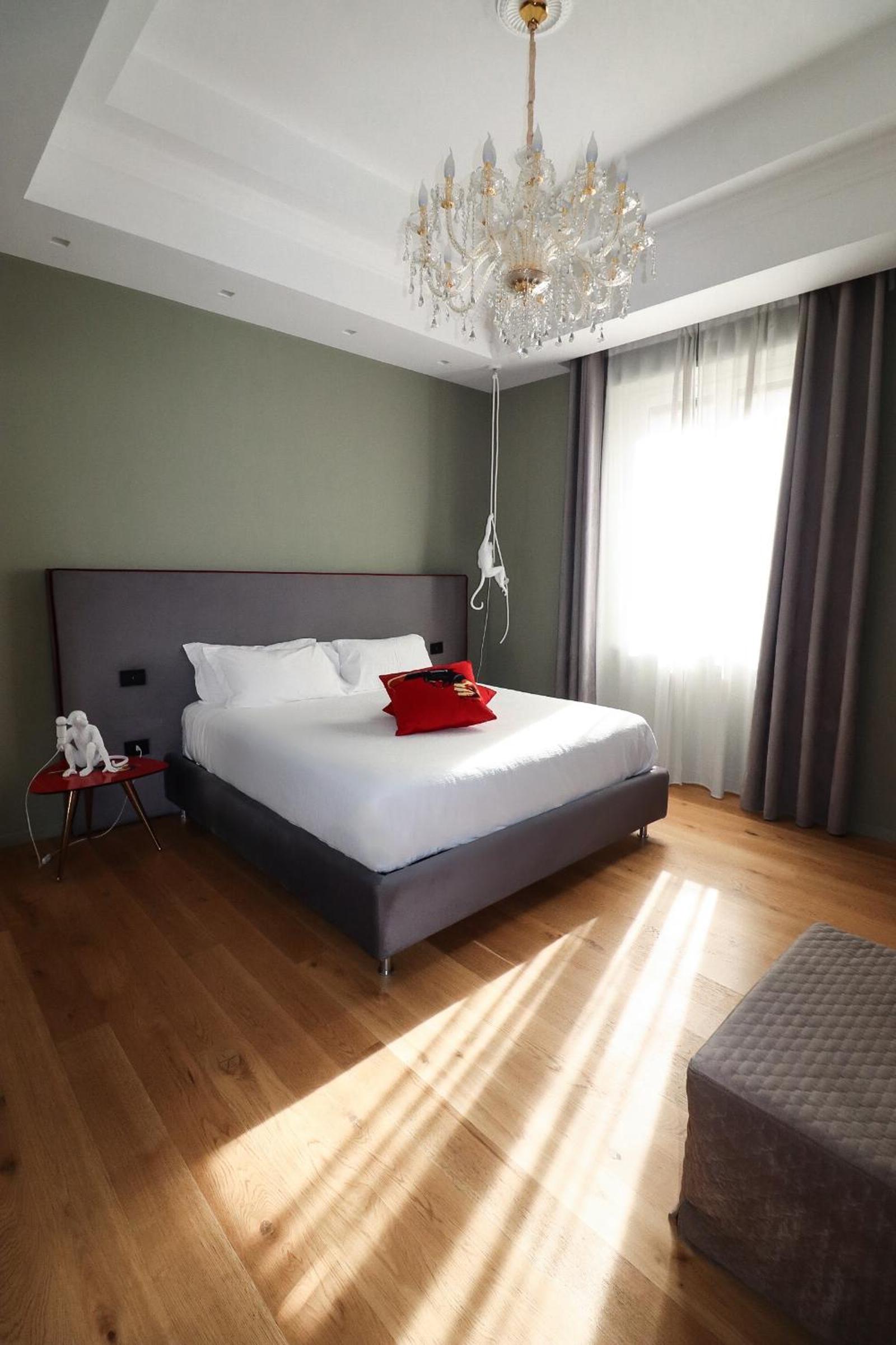 Deluxe Suite with Spa Bath - Photo 5